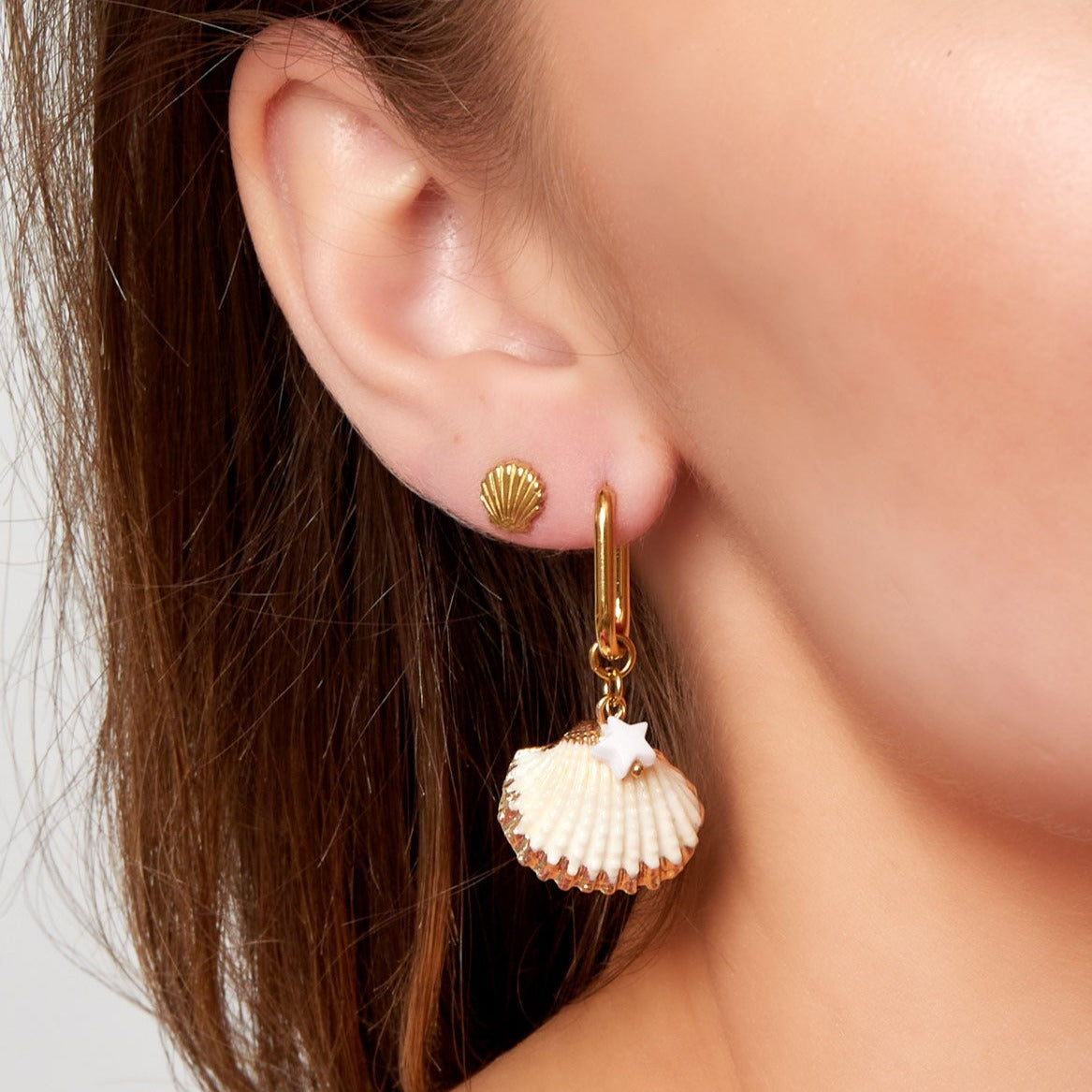 schelp oorknopjes goud stainless steel zee strand
