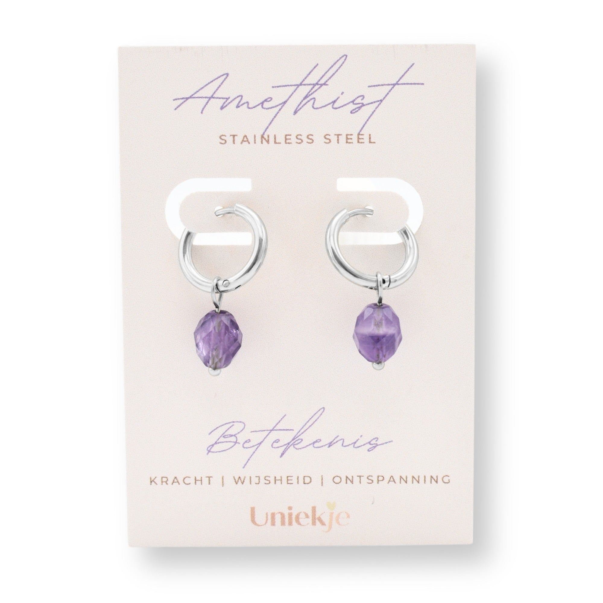 Amethist oorbellen hoops op kaartje met de betekenis zilver