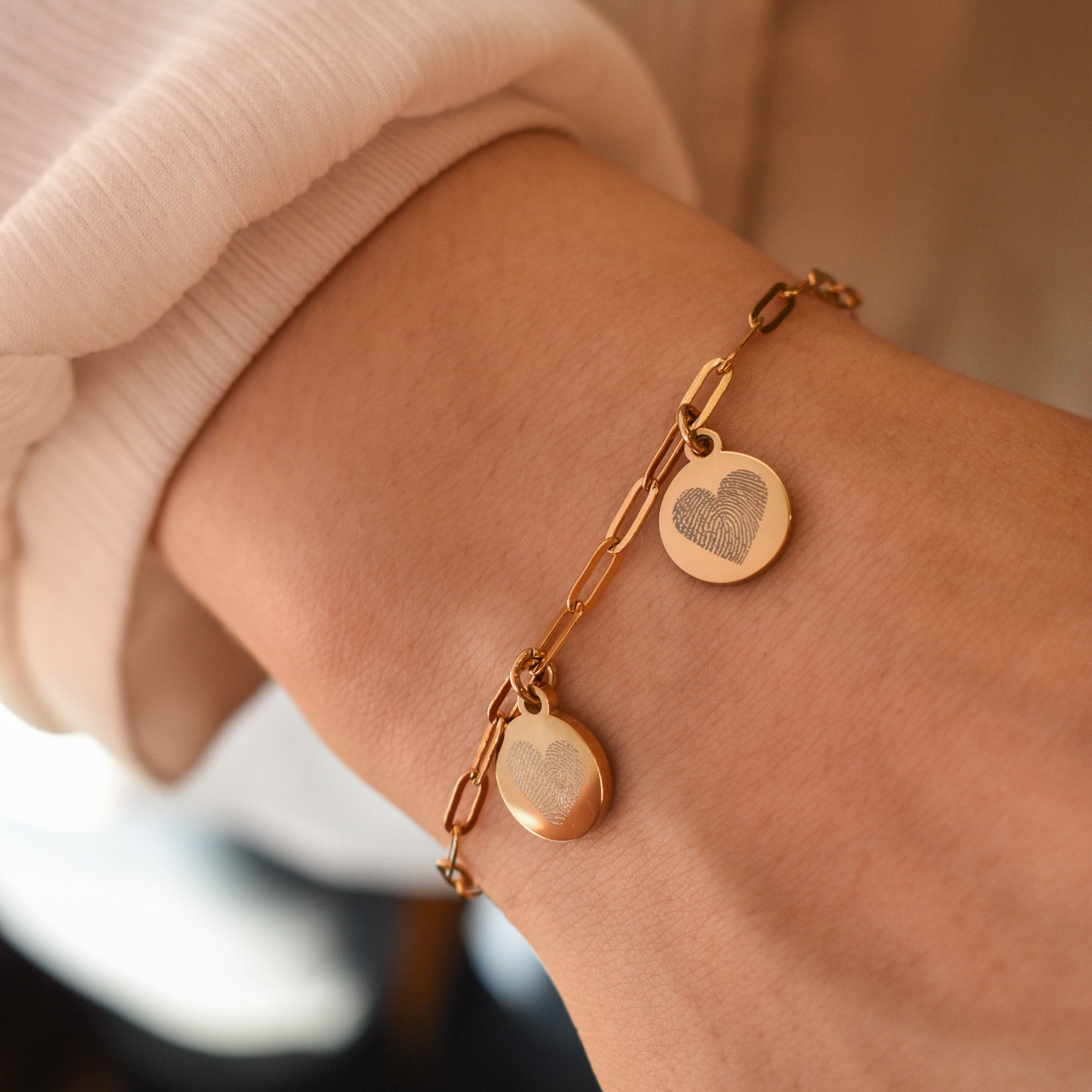 Dames armband gegraveerd met 2 vingerafdrukken op ronde bedels goud
