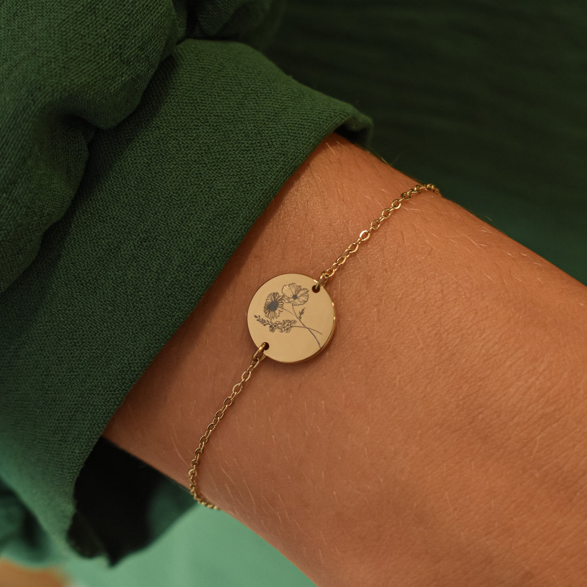 Geboortebloem boeket armband met 3 bloemen gegraveerd op een muntje goud stainless steel