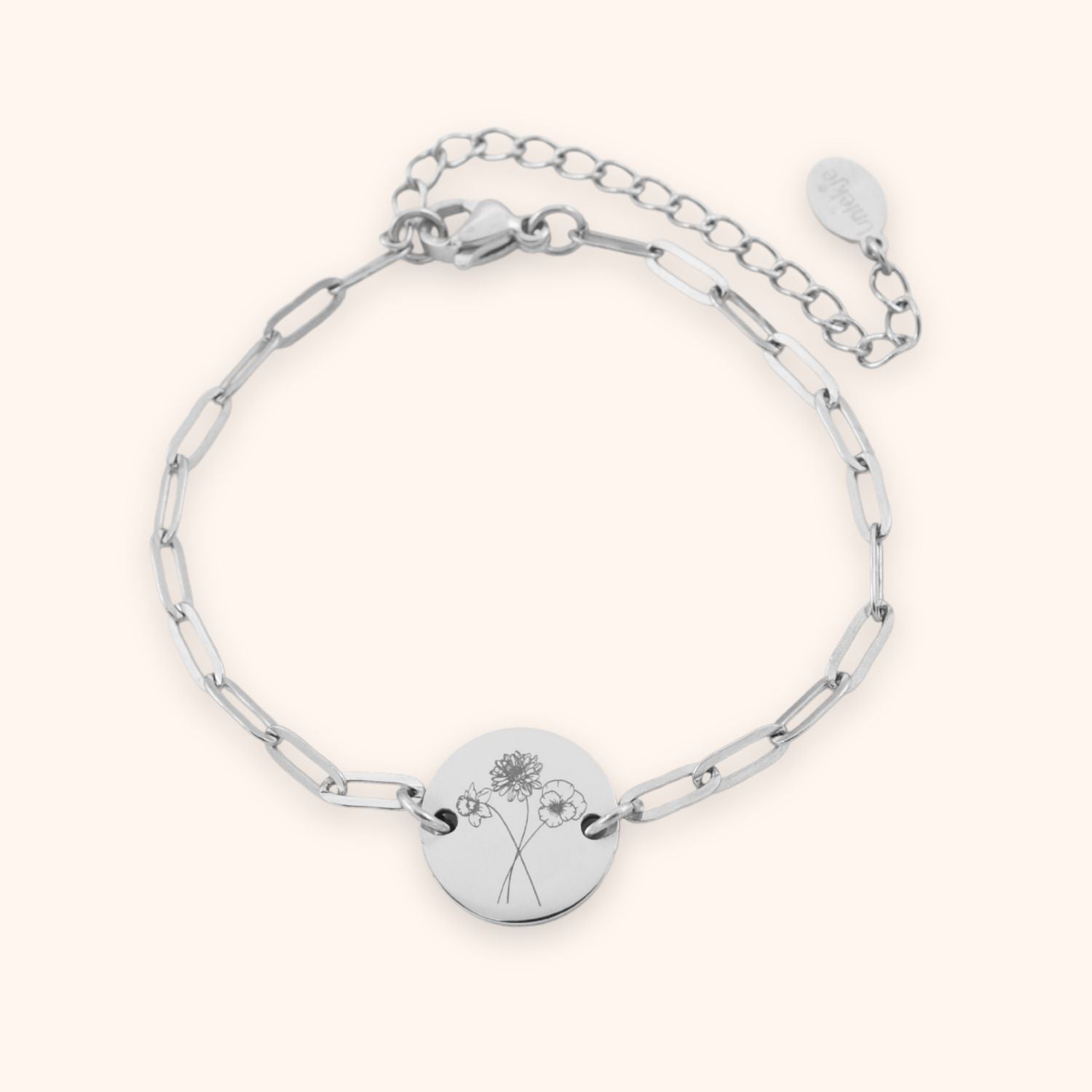 Gepersonaliseerde dames armband zilver met 3 geboortebloemen in boeket gegraveerd op rond plaatje. stainless steel