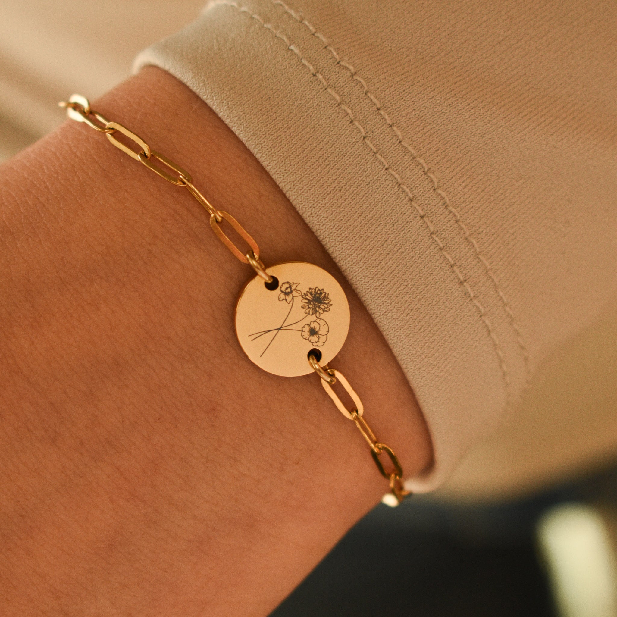 Gepersonaliseerde dames armband goud met 3 geboortebloemen in boeket stainless steel