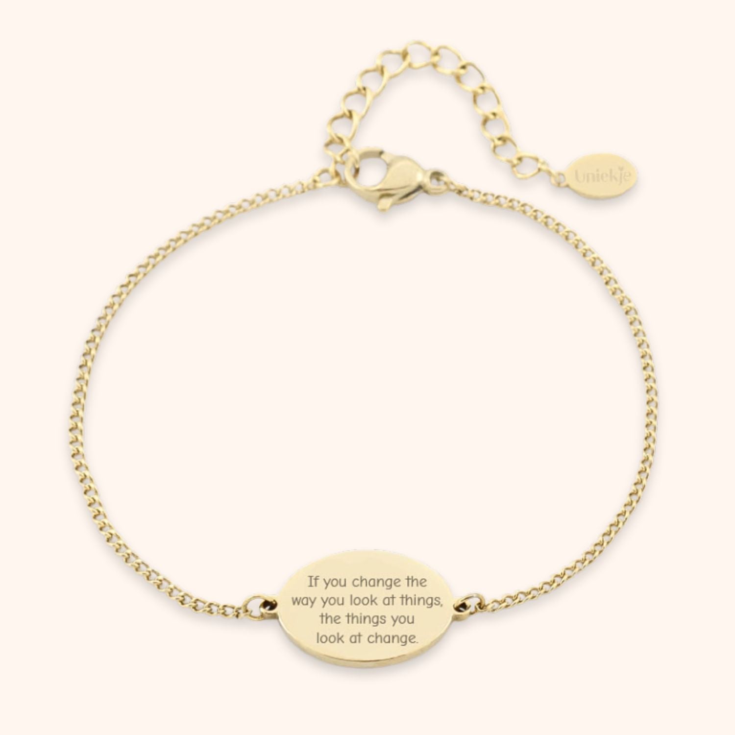 Gepersonaliseerde armband met eigen tekst graveren op ovaal plaatje goud stainless steel