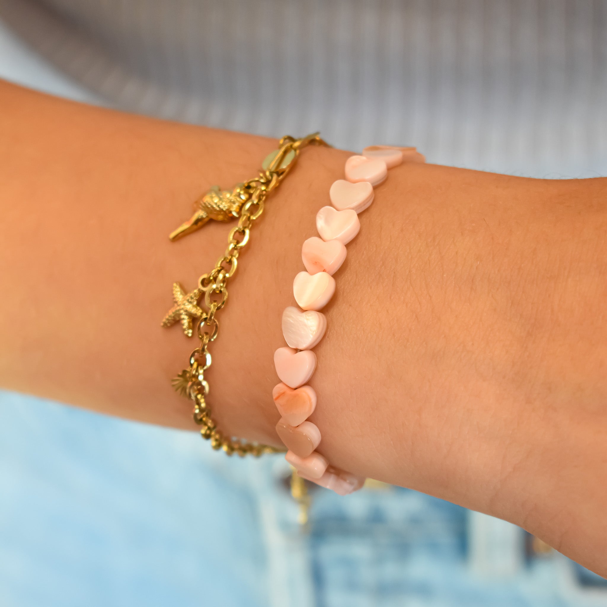 Armband goud hartjes roze en armband met schel en zeester stainless steel