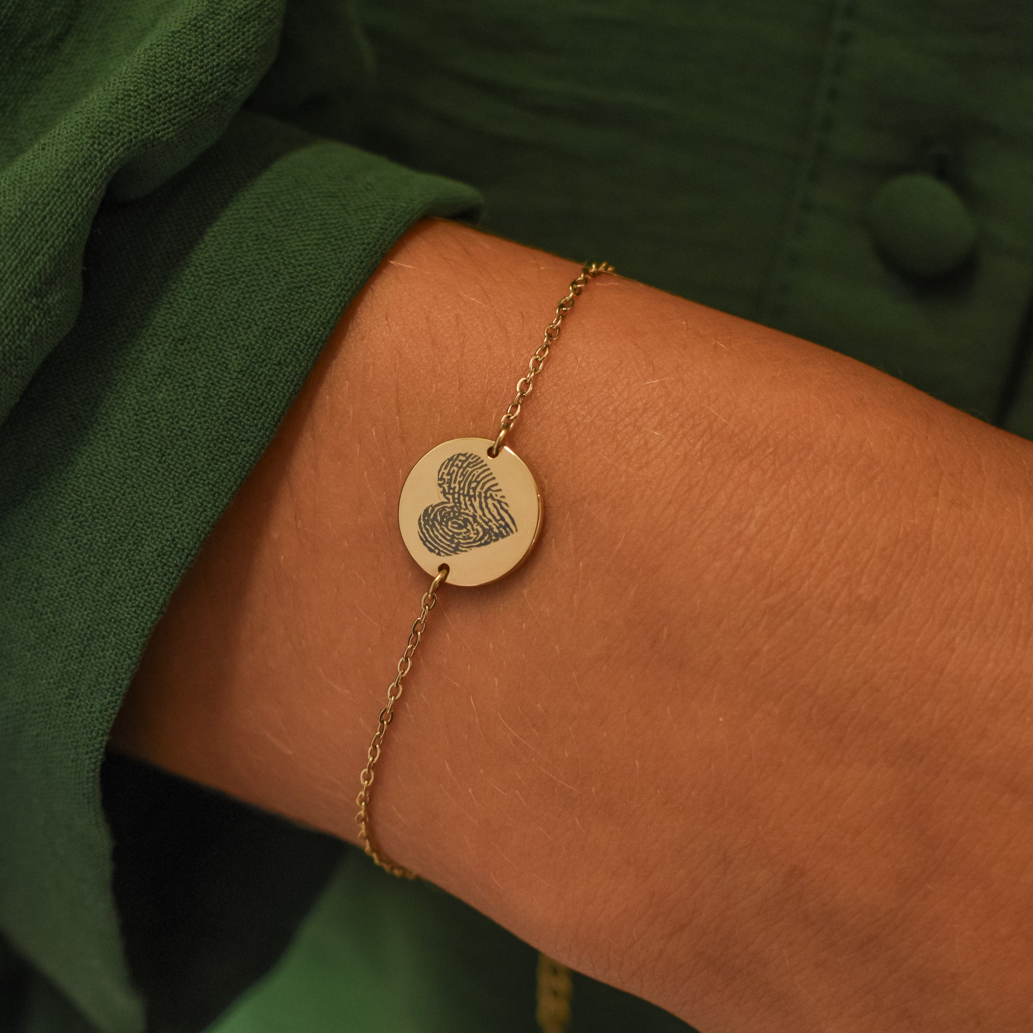 Dames armband graveren met 2 vingerafdrukken in hartvorm goud