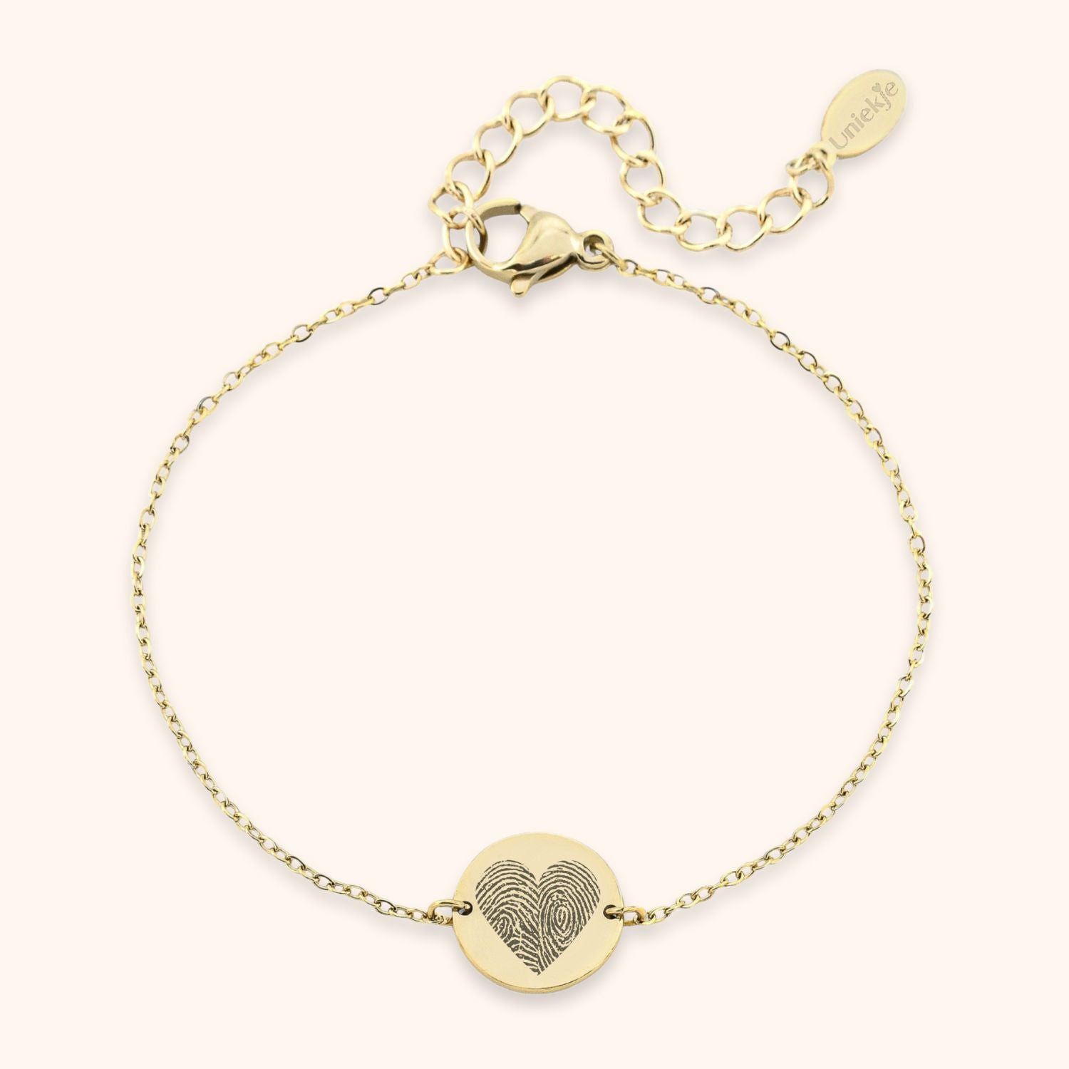 Gepersonaliseerde dames armband goud gegraveerd met 2 vingerafdrukken op een rond plaatje gemaakt van stainless steel.