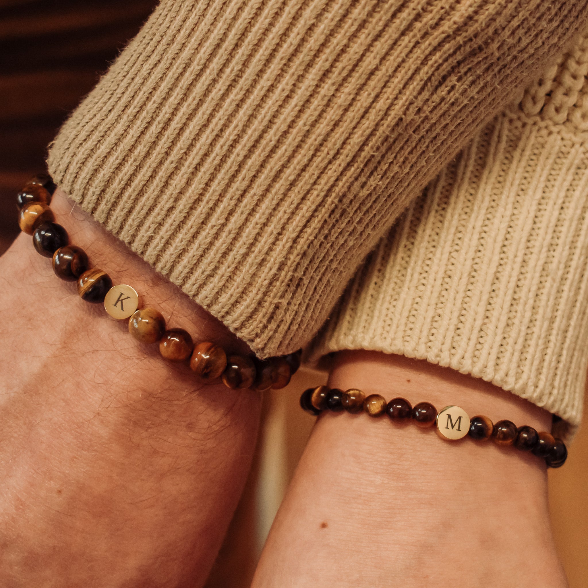 Tijgeroog armbanden set voor koppels gegraveerd met initialen goud stainless steel