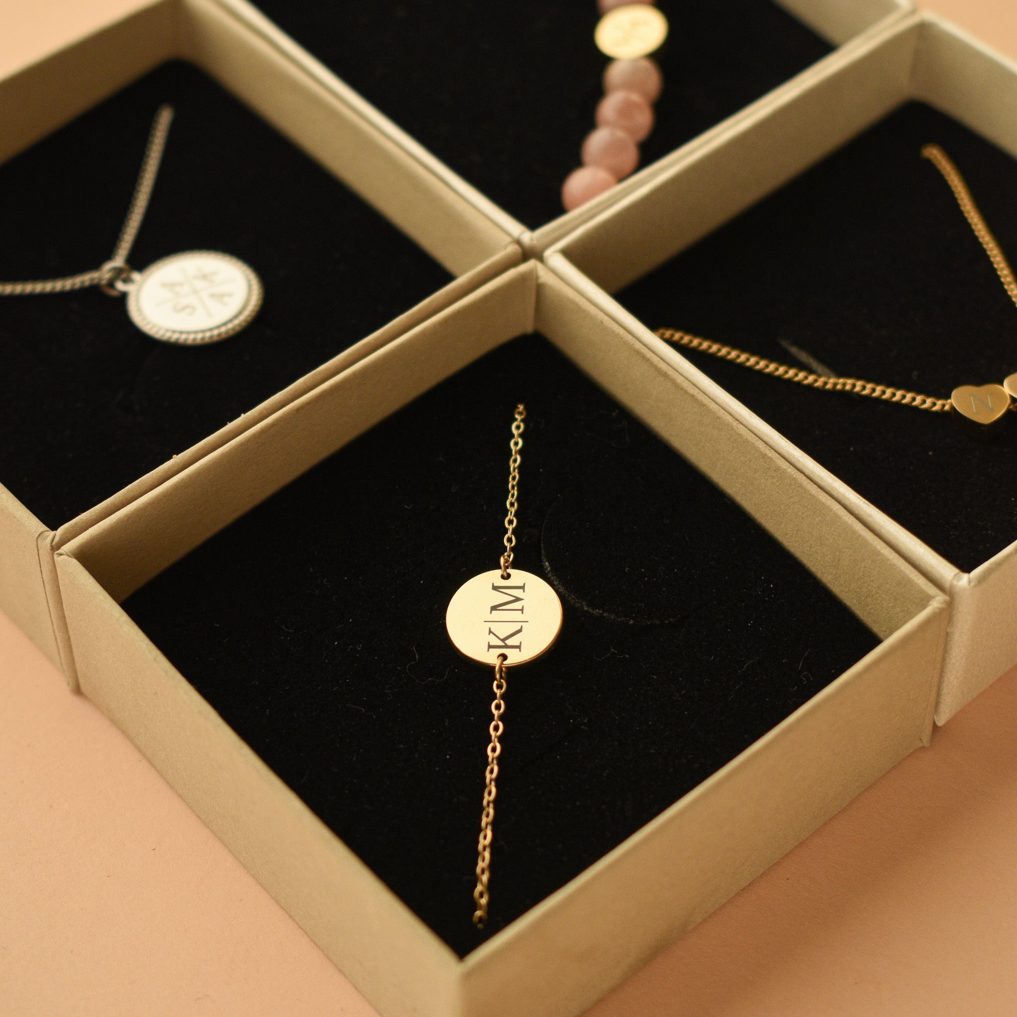 Gepersonaliseerde armband 2 initialen goud stainless steel