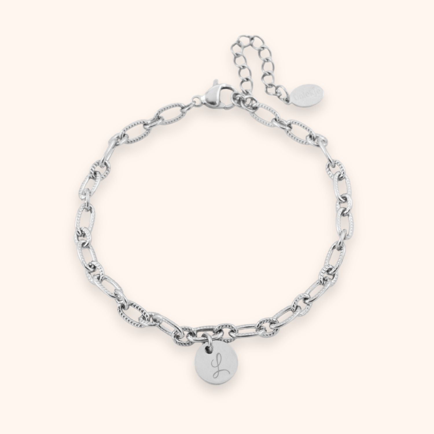 Schakel armbandje letter gegraveerd op een rond bedeltje dames zilver stainless steel