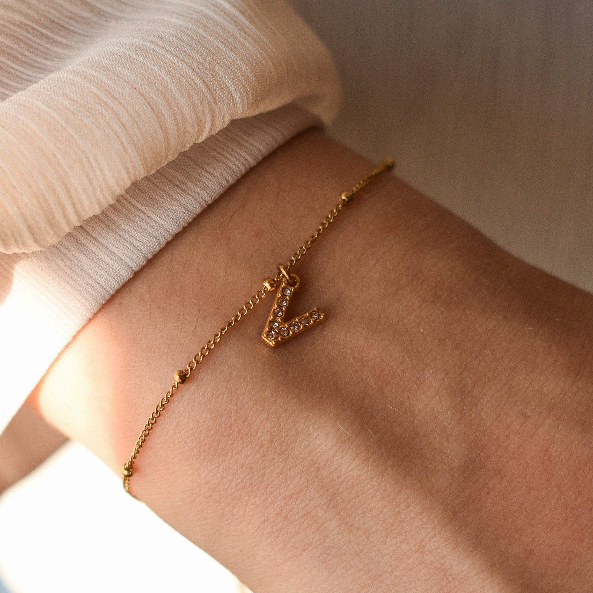 Armbandje met letter dames goud