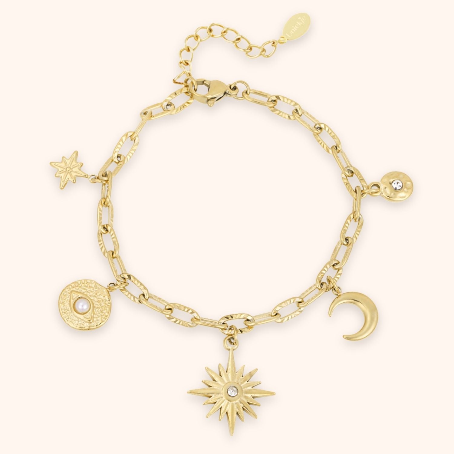 Goudkleurige bedel armband stainless steel met spirituele hangers zoals een maan en ster.