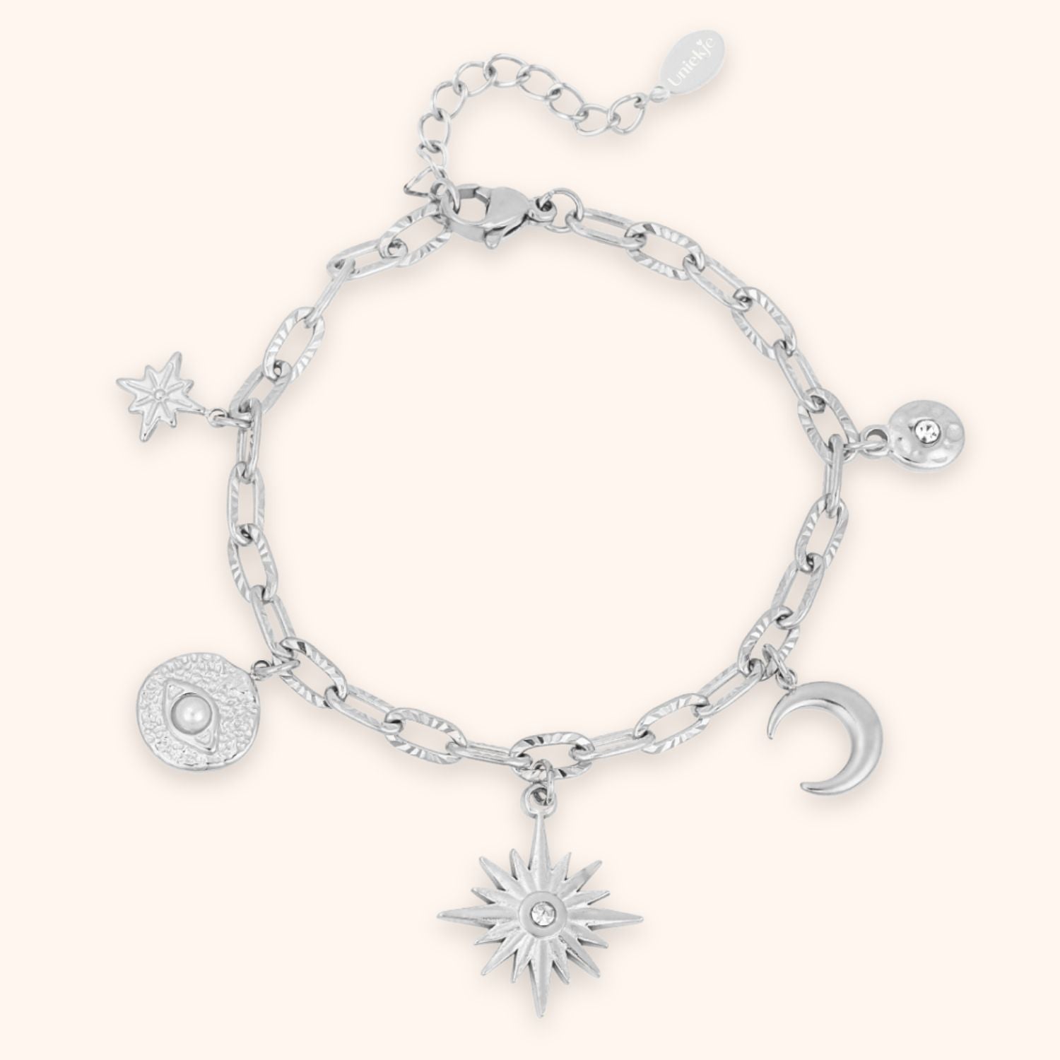 zilverkleurige bedel armband stainless steel met spirituele hangers zoals een maan en ster.