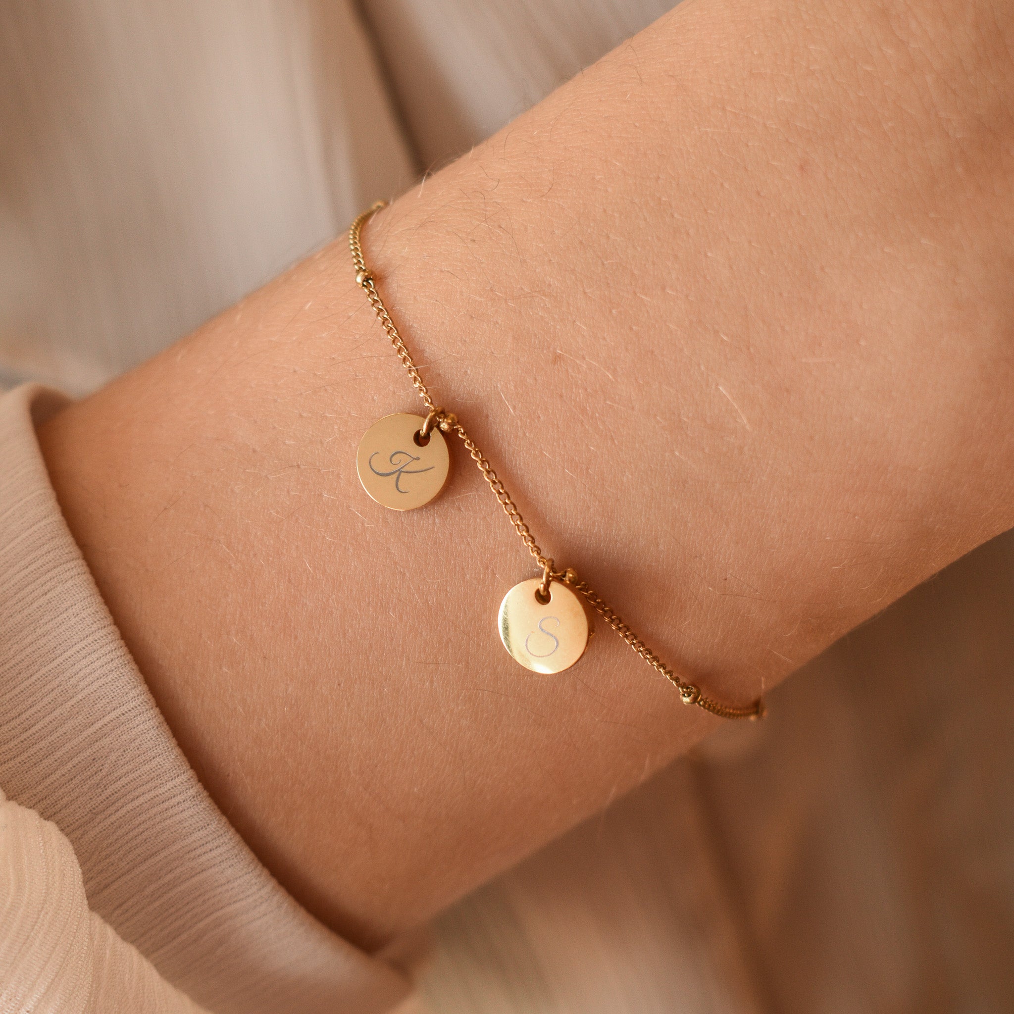 Bedel armbandje 2 letters kleur goud stainless steel