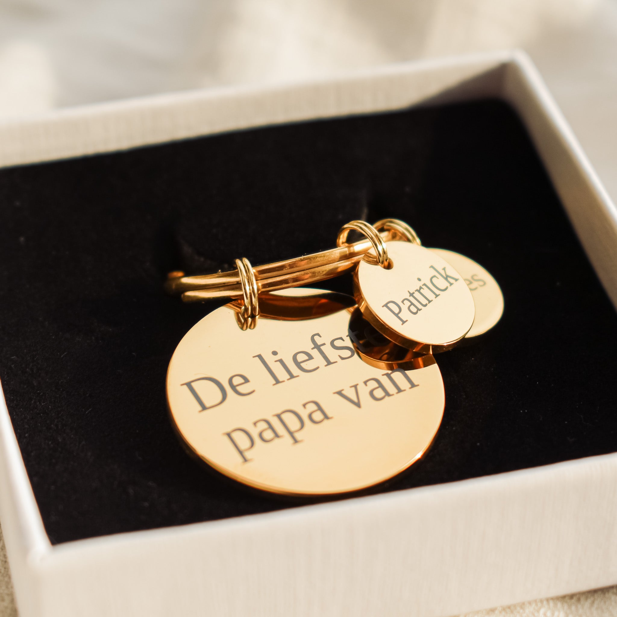 Sleutelhanger eigen tekst boodschap gepersonaliseerd goud rond vader