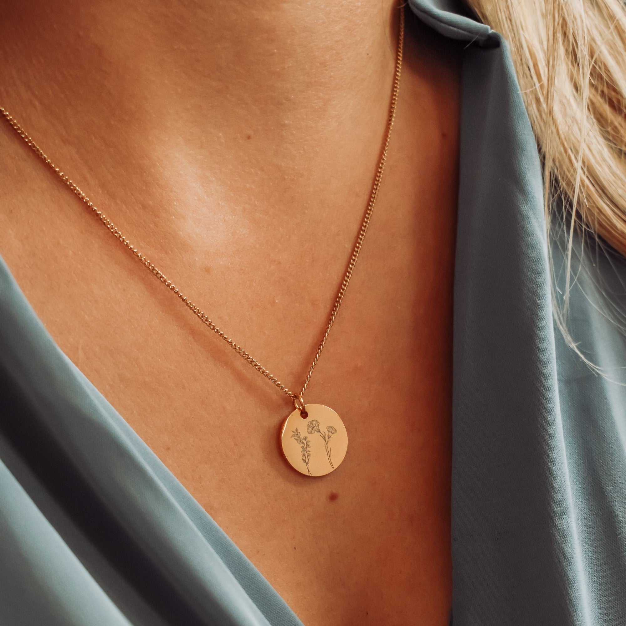 Gepersonaliseerde ketting ronde hanger met 2 geboortebloemen goud
