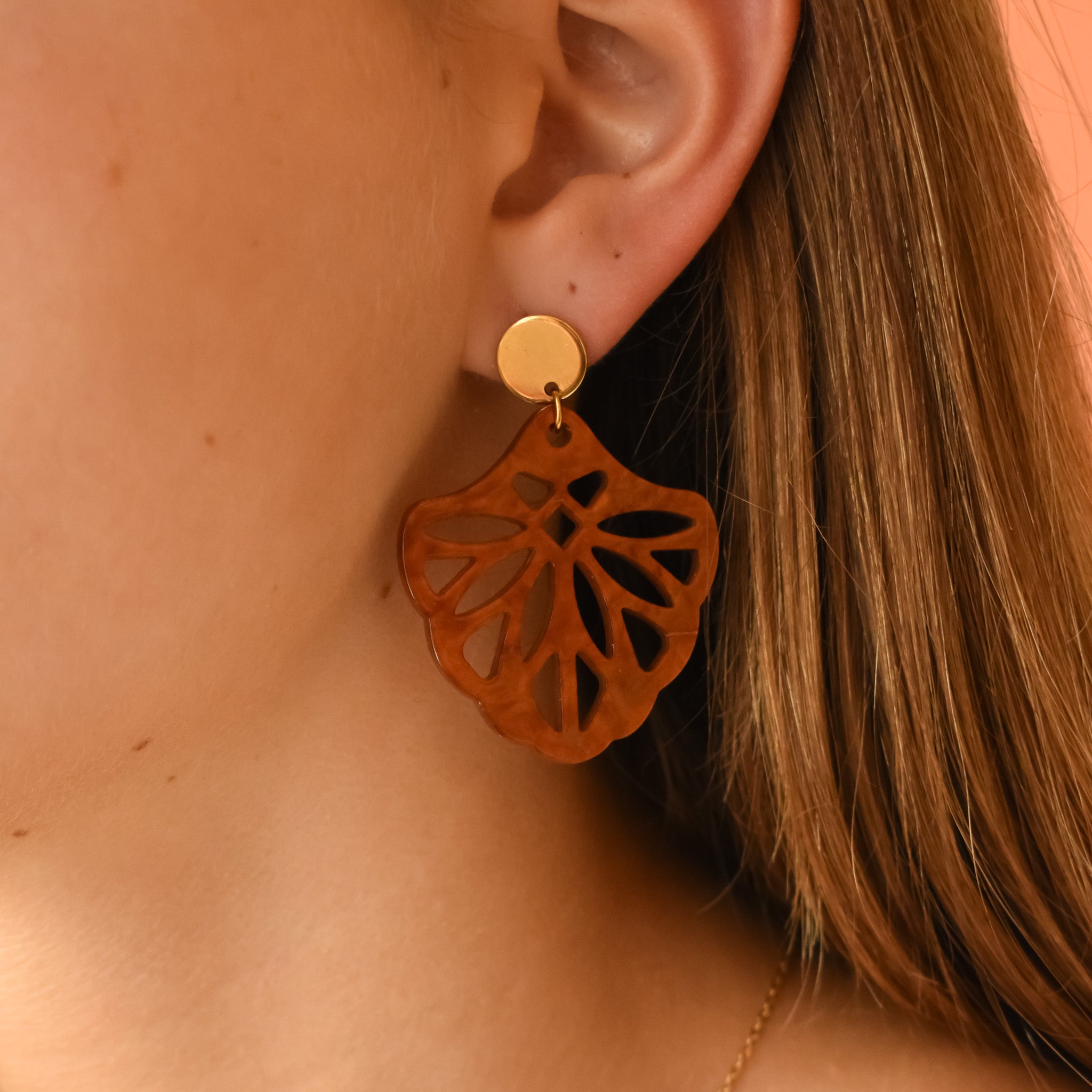 Statement oorbellen resin waaier bruin