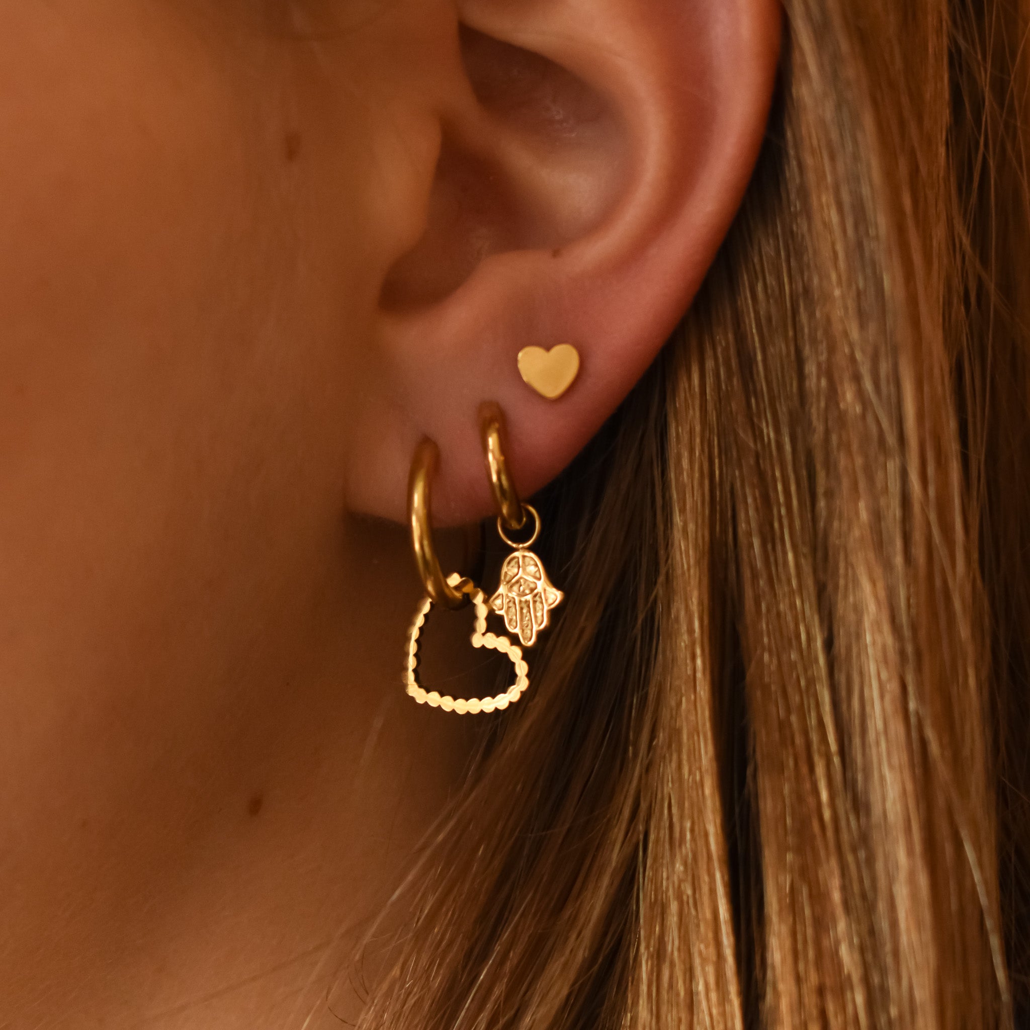 Oorbellen goud hart hanger, hamsa hand en hart stud
