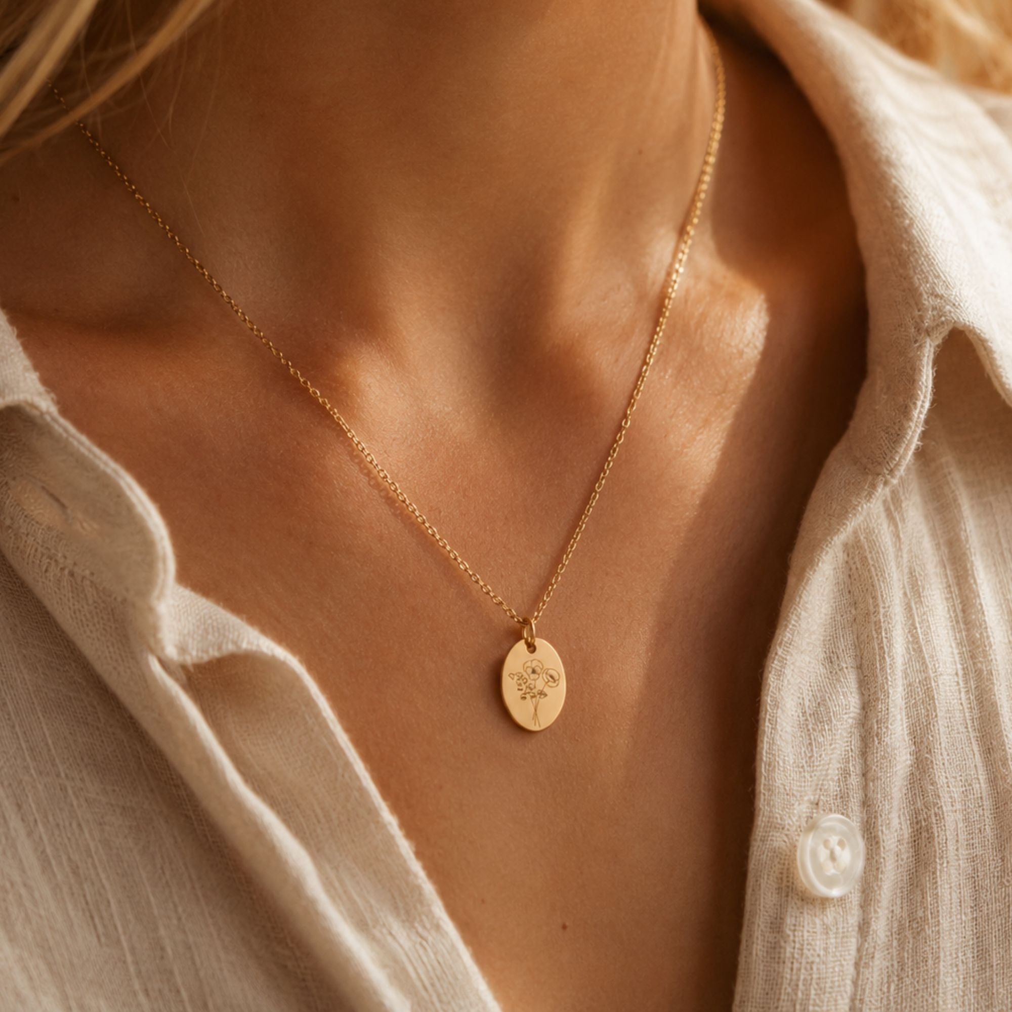 Dames ketting ovale hanger gegraveerd met geboortebloemen boeket goud