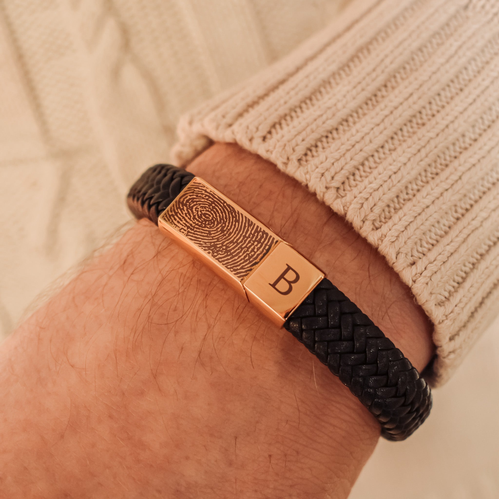 Gegraveerde vingerafdruk armband heren leder zwart