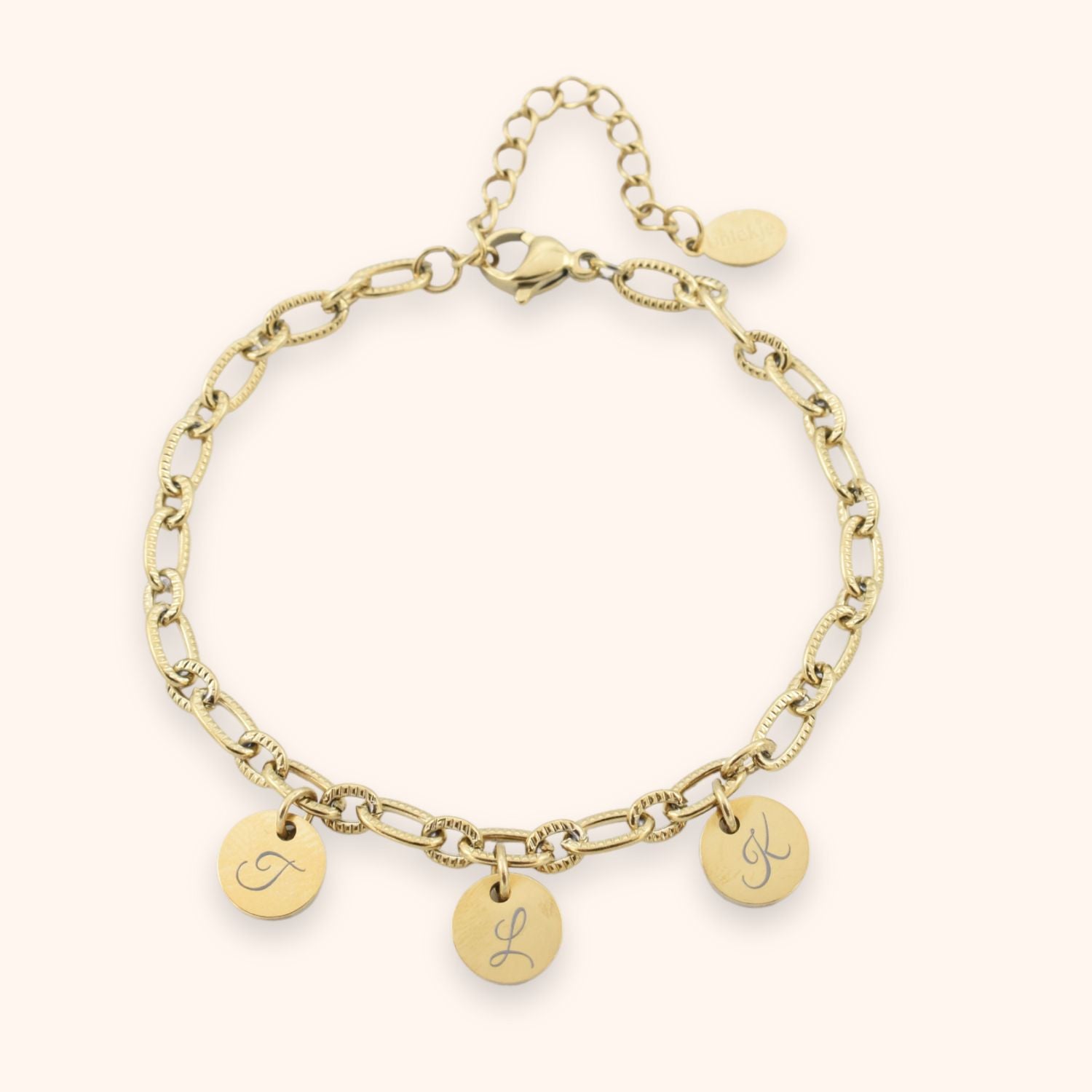 Armbandje dames gegraveerd met 3 letters op muntjes goud stainless steel