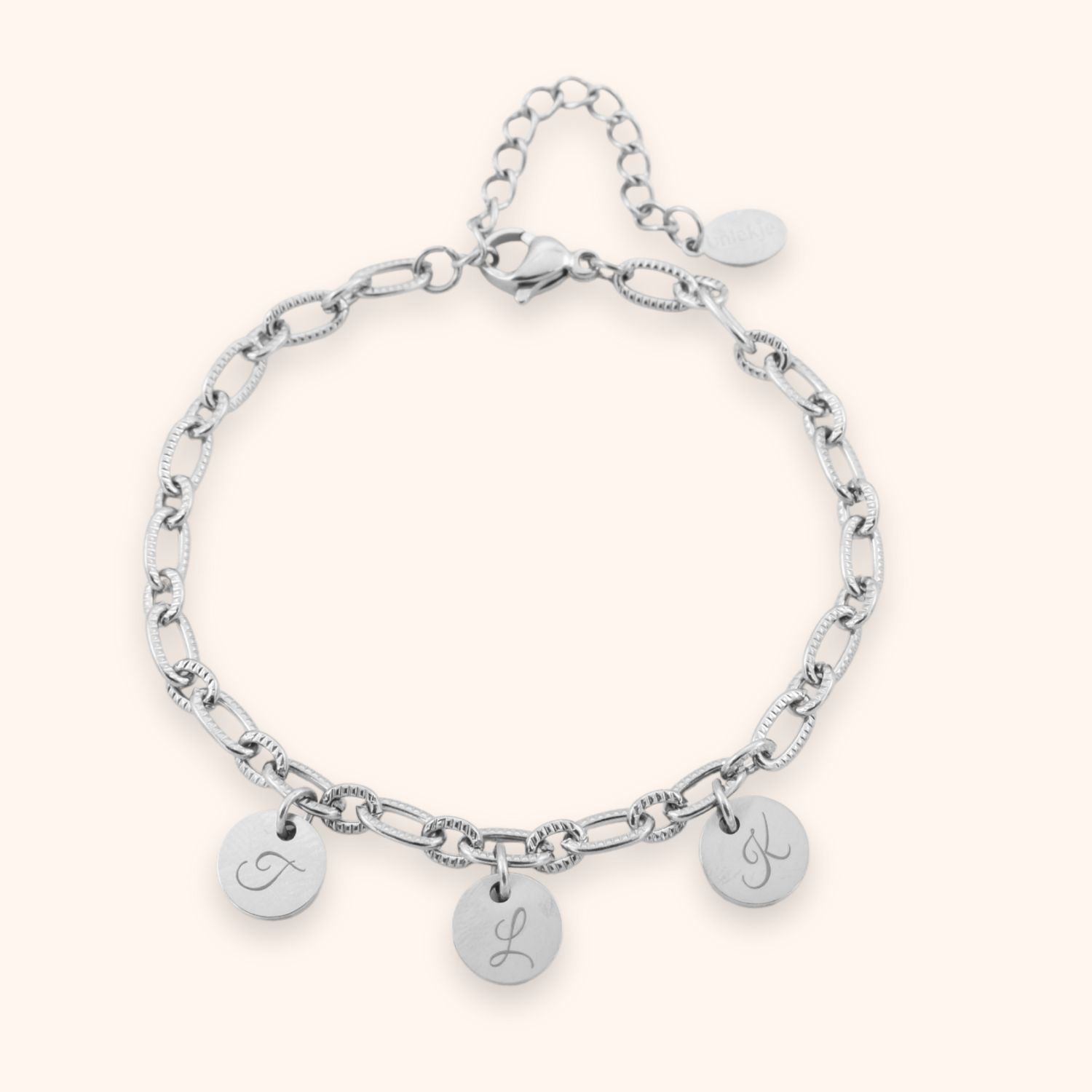 Armbandje dames gegraveerd met 3 letters op muntjes zilver stainless steel