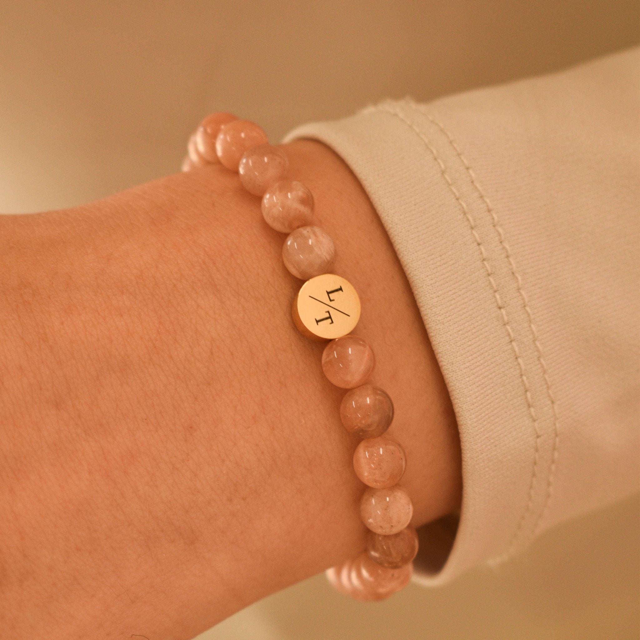 Maansteen in combinatie met zonnesteen 6mm kralen armband voor vrouwen. Gegraveerd met meerdere letters op een goud stainless steel kraaltje.
