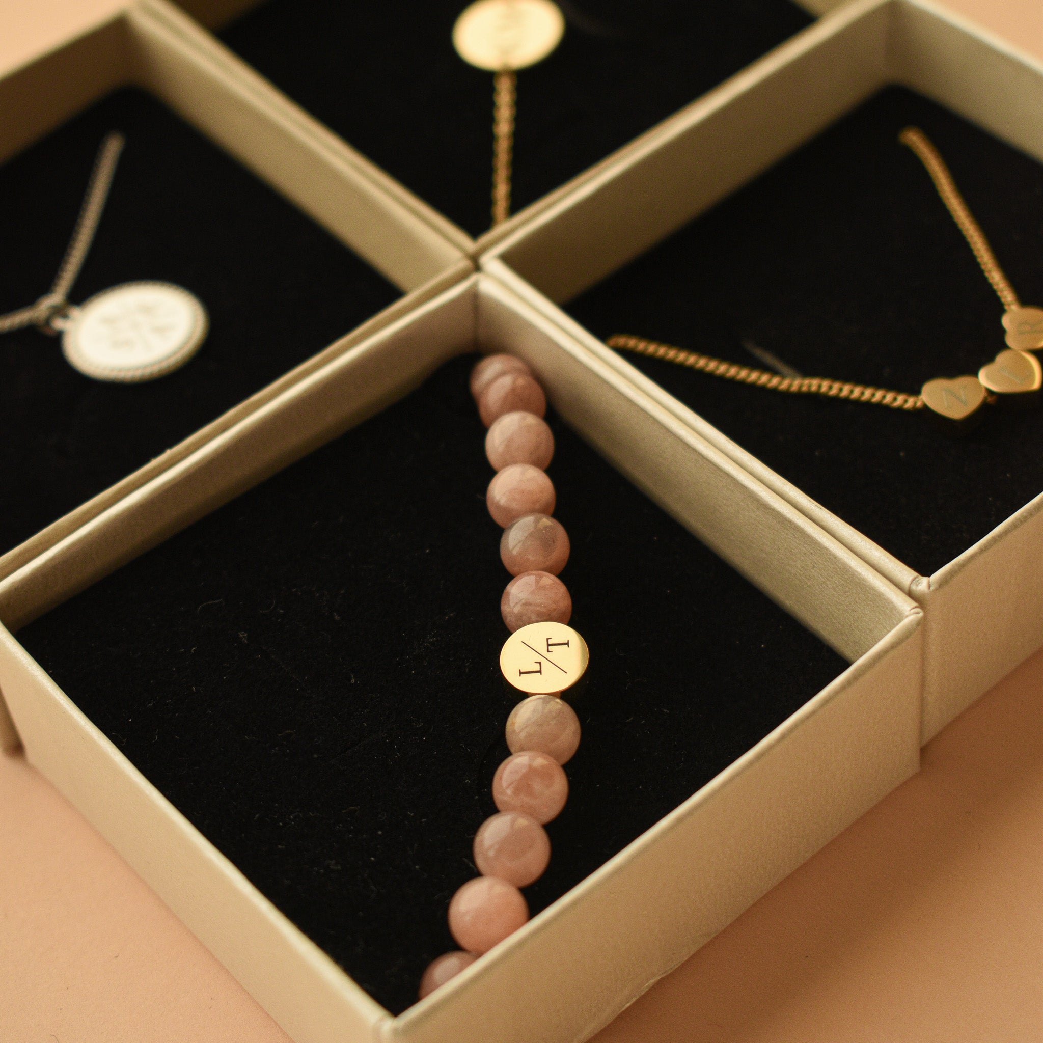 Zonnesteen armbandje dames gegraveerd met letters goud stainless steel
