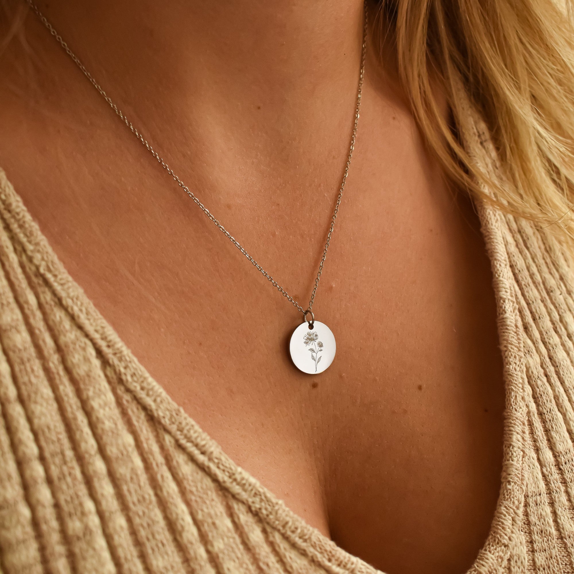 Zilverkleurige geboortebloem ketting munt gegraveerd met de juni bloem kamperfoelie