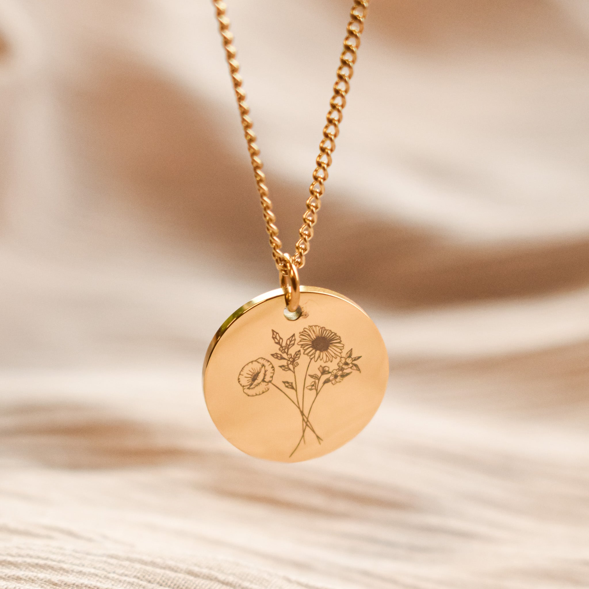Geboortebloem ketting met de geboortebloemen van de geboortemaand van jouw dierbare personen in je leven gegraveerd op een gouden ketting.
