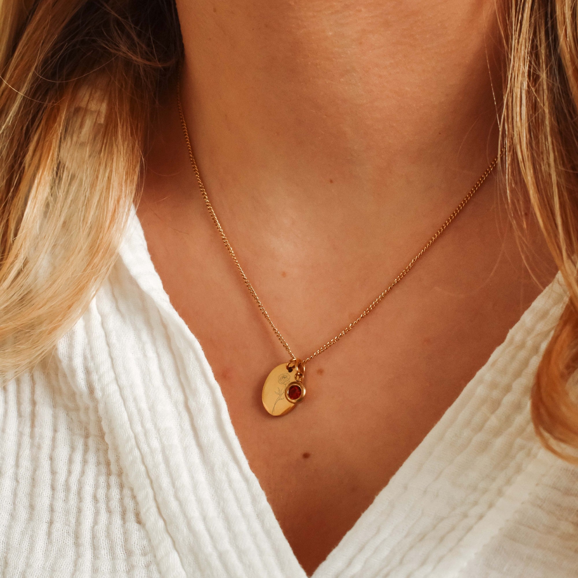 Geboortesteen ketting met ovale hanger met een gegraveerde geboortebloem goud