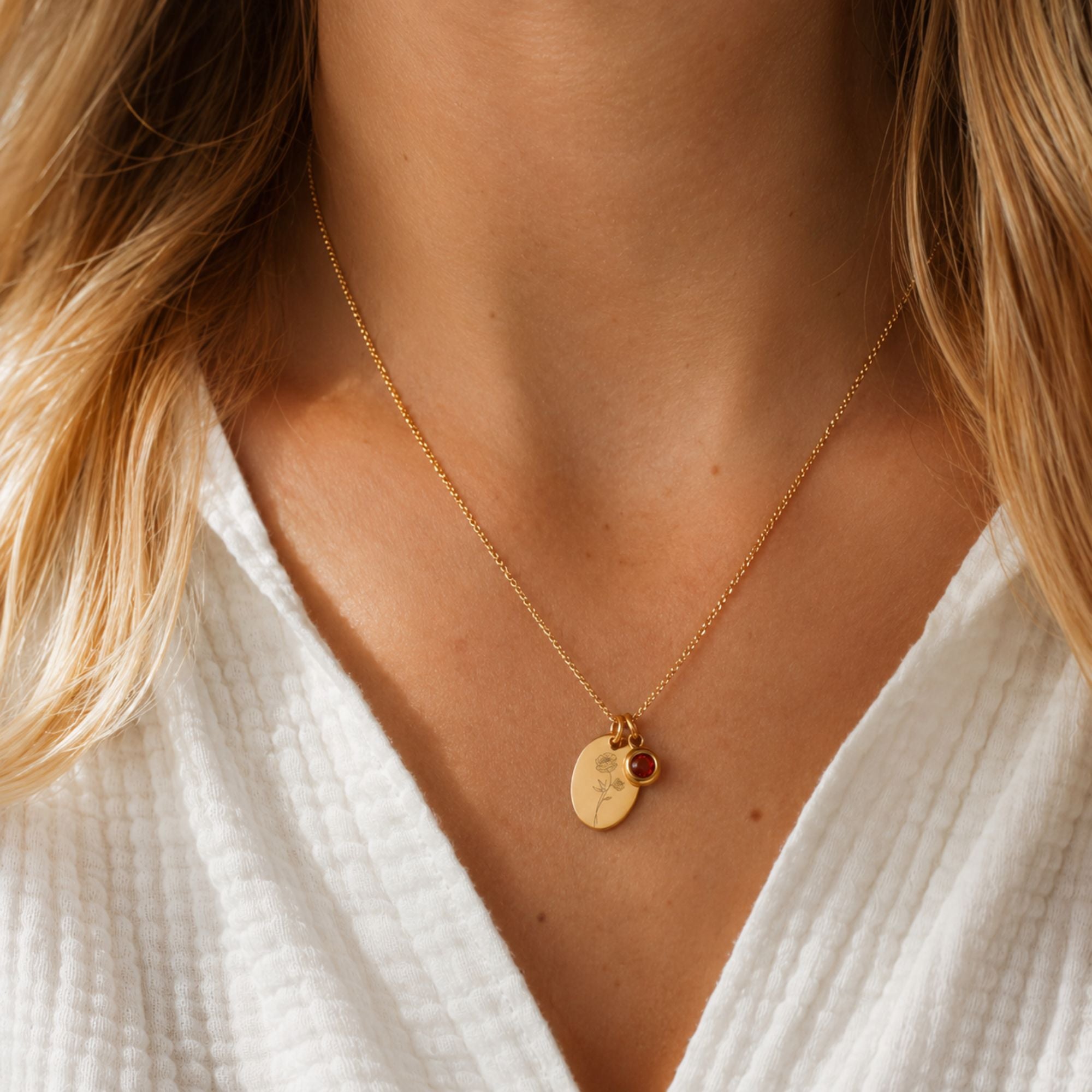 Geboortesteen ketting met ovale hanger met een gegraveerde geboortebloem goud