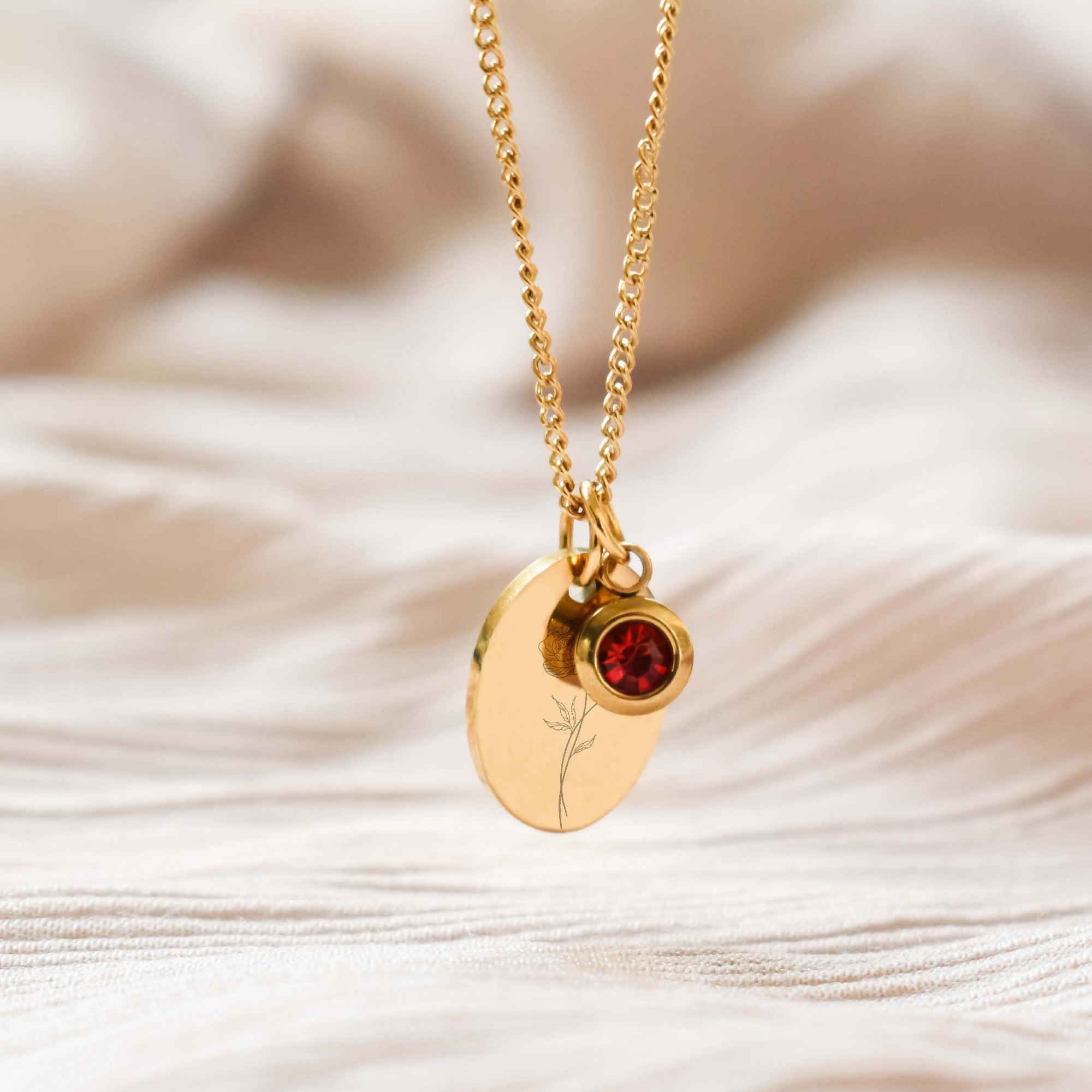 Geboortesteen ketting met ovale hanger met een gegraveerde geboortebloem goud