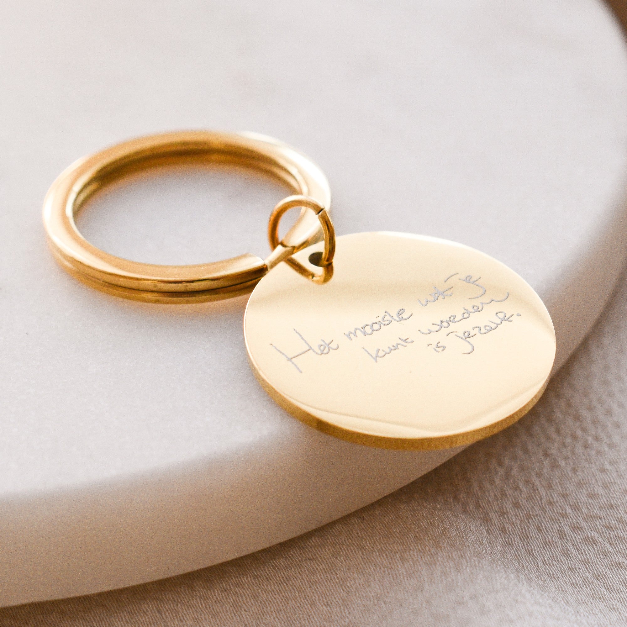 sleutelhanger gegraveerd met eigen handschrift goud