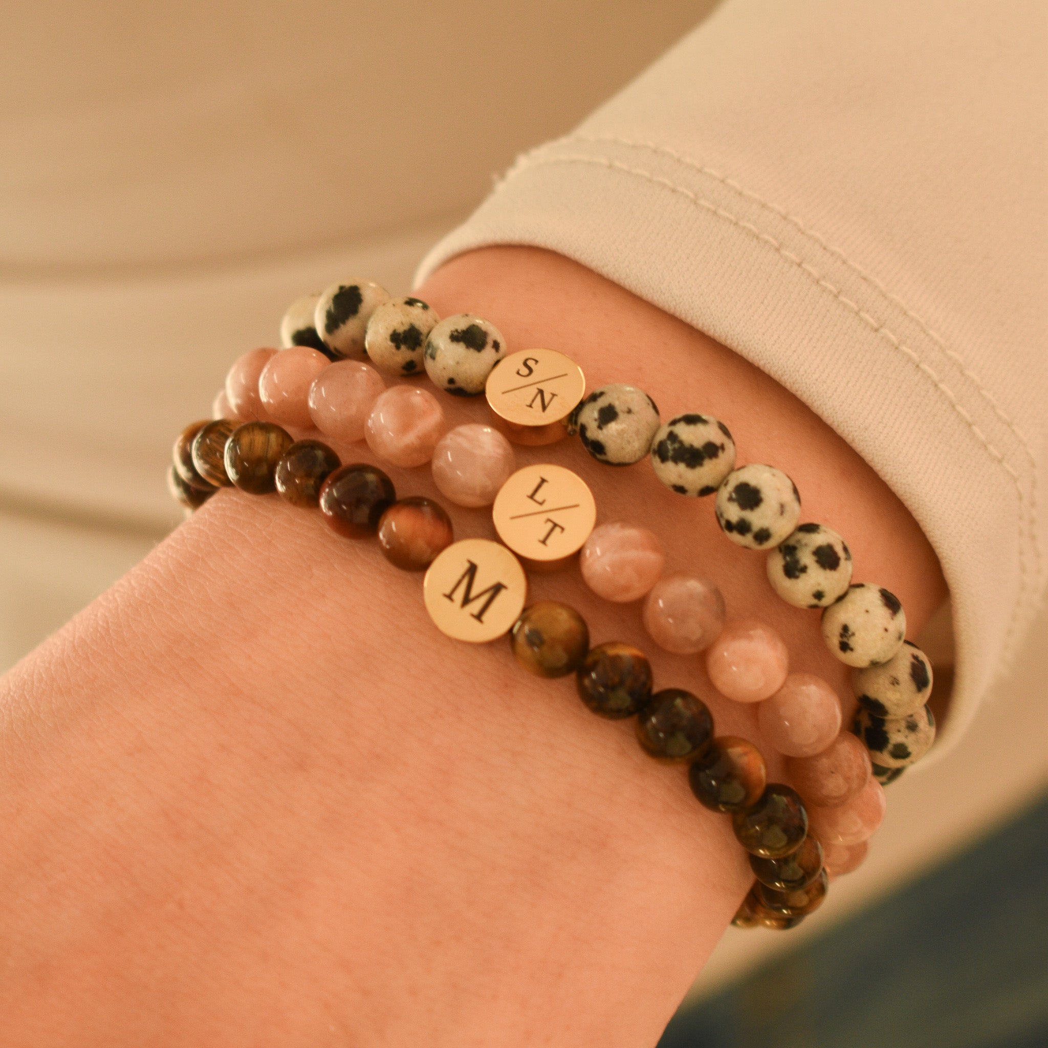 Gegraveerde dames kralenarmbanden natuursteen met initialen stainless steel