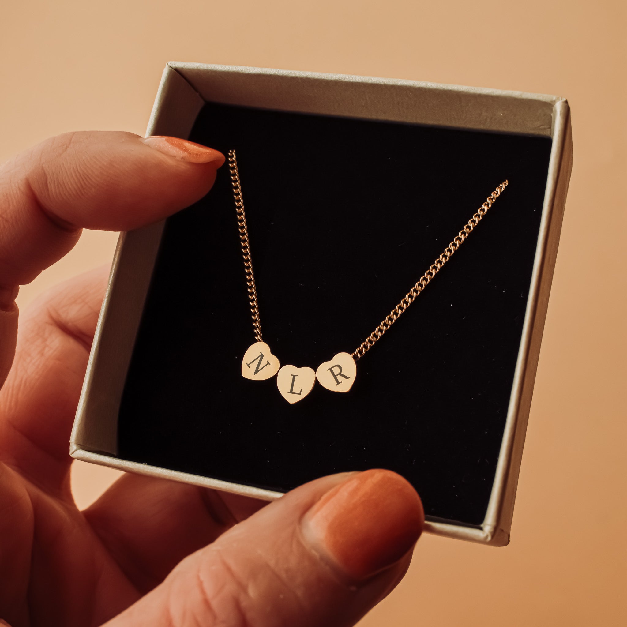 Hartjes ketting 3 initialen gegraveerd goud stainless steel