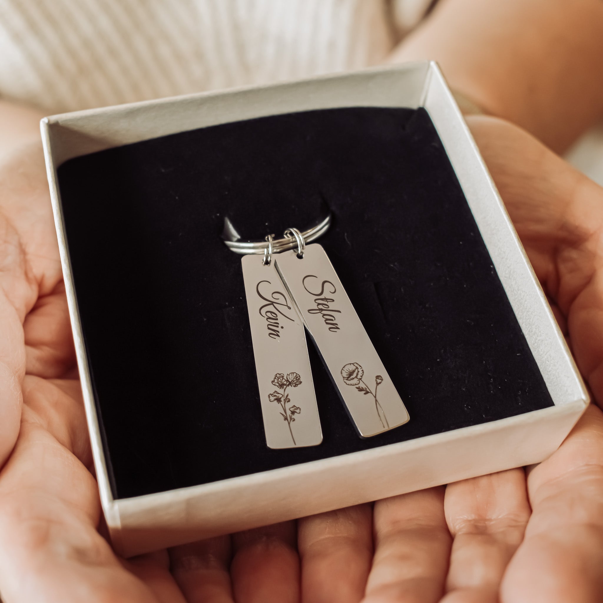 Gepersonaliseerde staaf sleutelhanger gegraveerd met namen en geboortebloemen zilver stainless steel