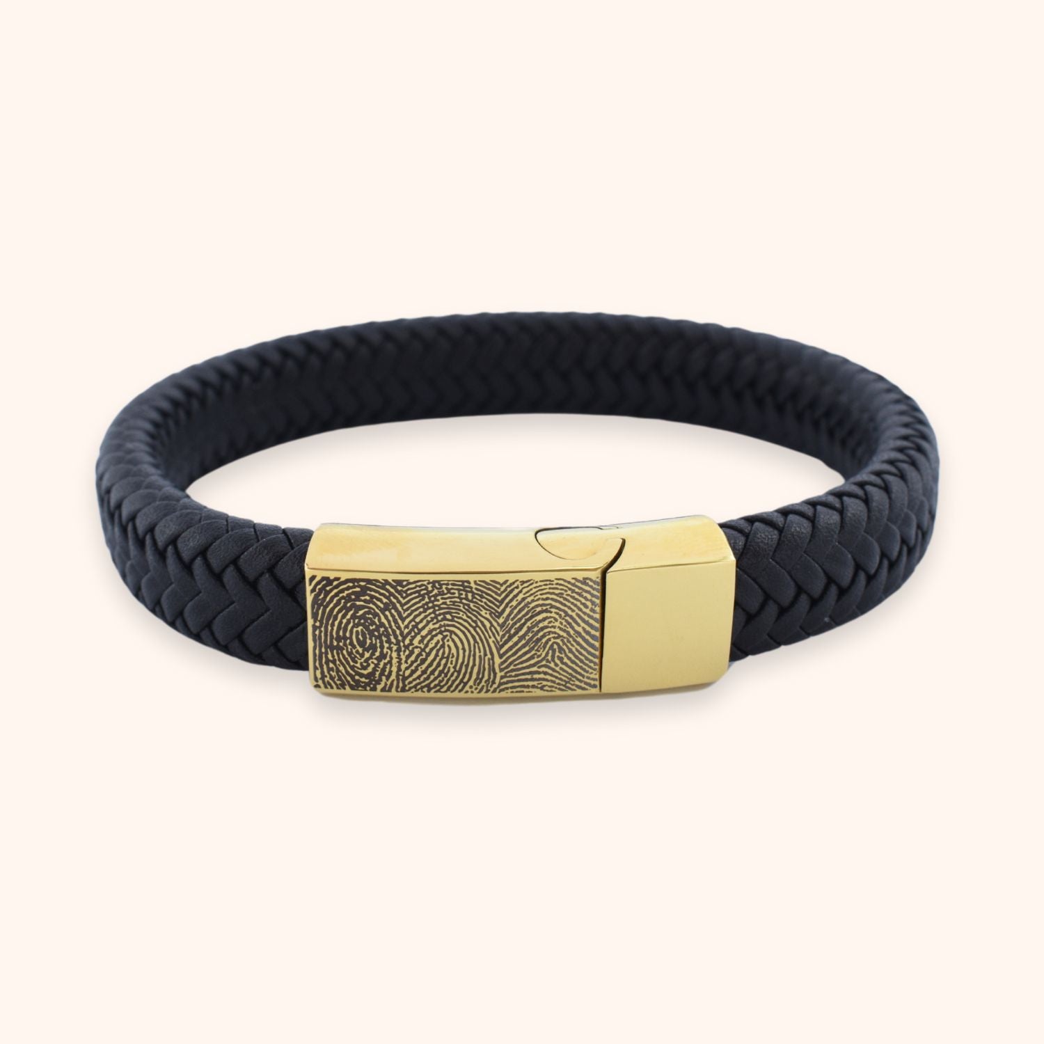 Heren armband graveren met 3 verschillende vingerafdrukken op lederen armband zwart met goudkleurig slotje