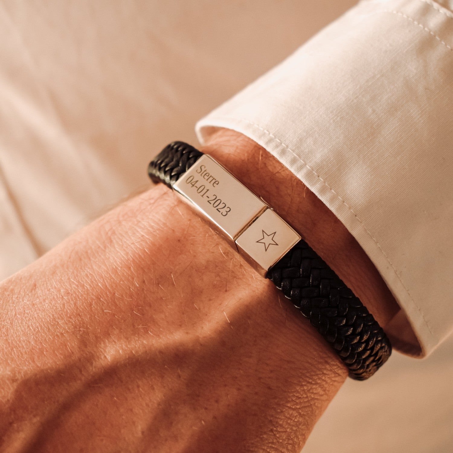 Gegraveerde lederen heren armband eigen tekst