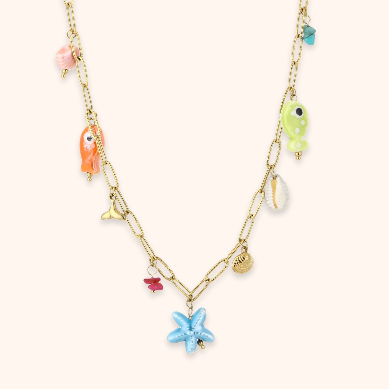 Gouden kleurrijke ketting met meerdere zomerse bedels zoals schelpjes en visjes in verschillende kleuren stainless steel