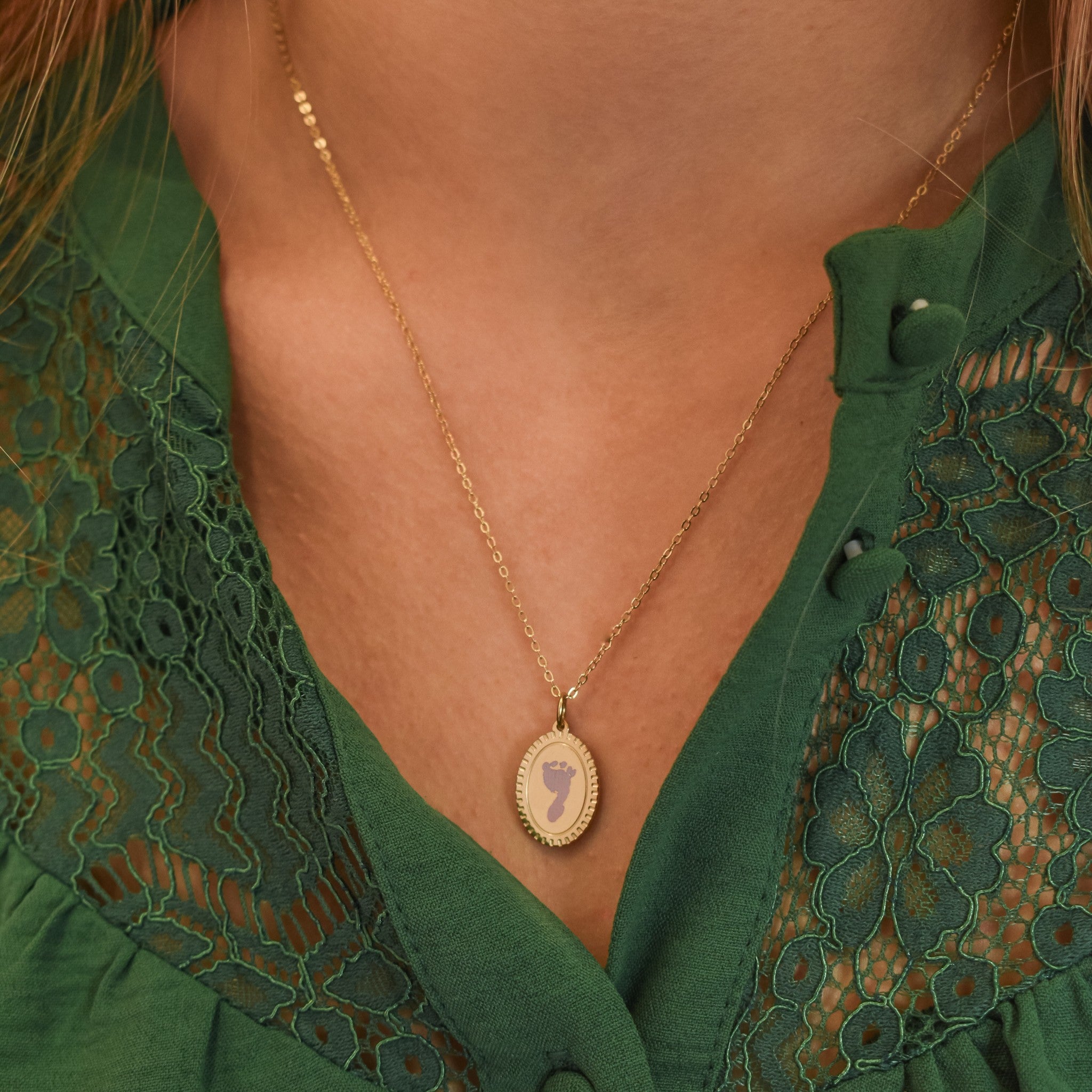 Gegraveerde dames ketting met voetafdruk baby op ovale hanger goud stainless steel