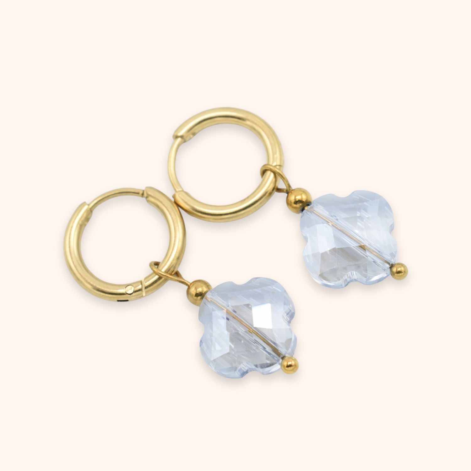 Oorringen klaver facet lichtblauw