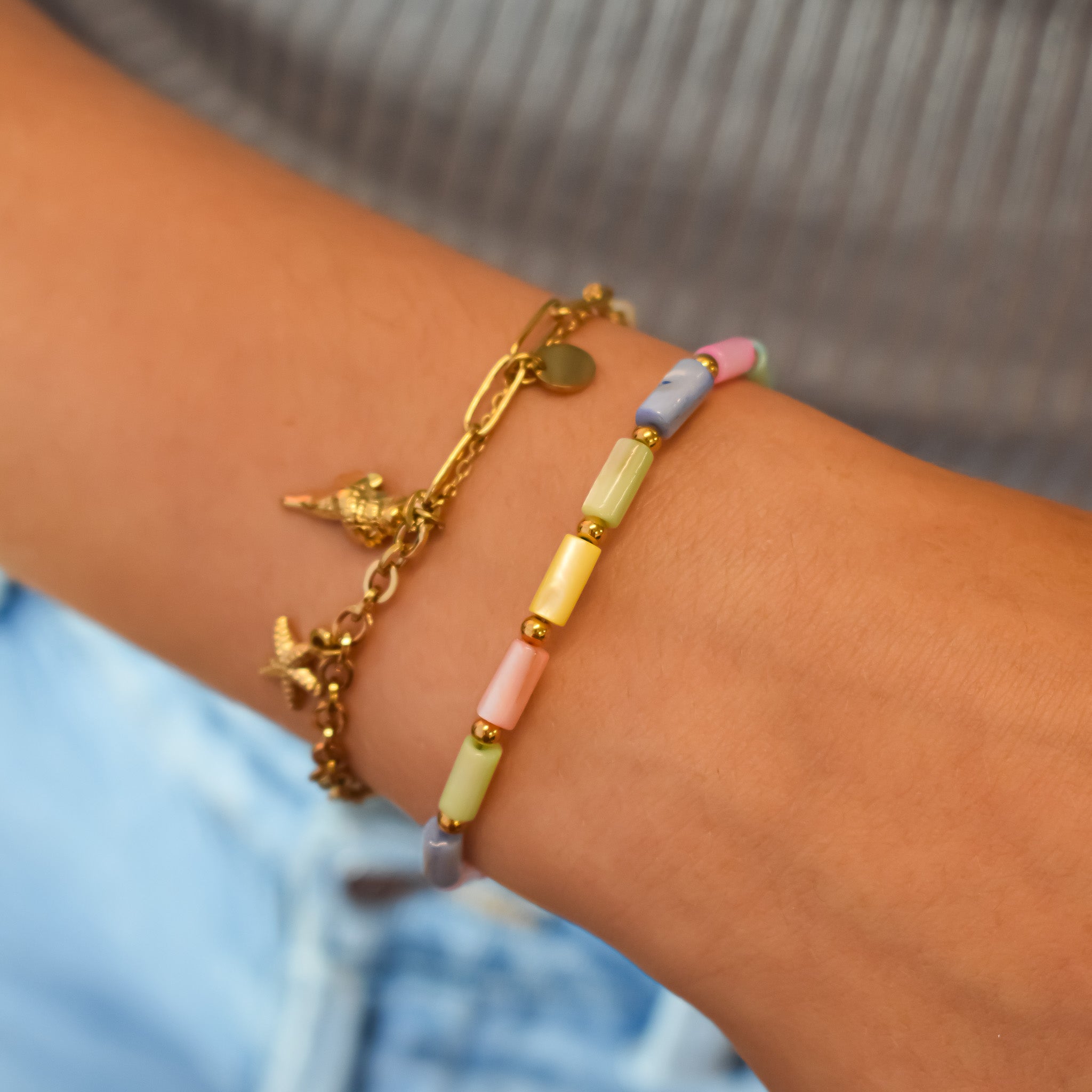 Zomerse armbanden gemaakt van stainless steel met bedels en kralen.