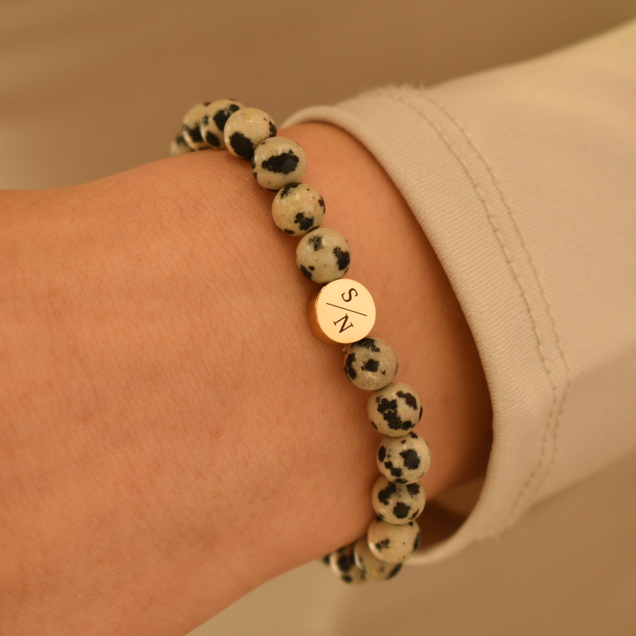 Dames kralenarmband dalmatiër jaspis 6 mm kralen, gepersonaliseerd tot 4 initialen. stainless steel