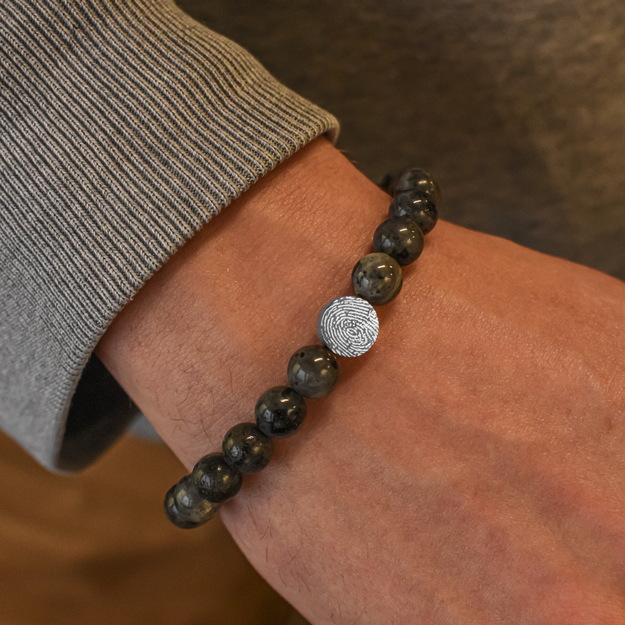 Labradoriet kralen armband voor heren gegraveerd met een vingerafdruk op een zilverkleurig rvs kraaltje.
