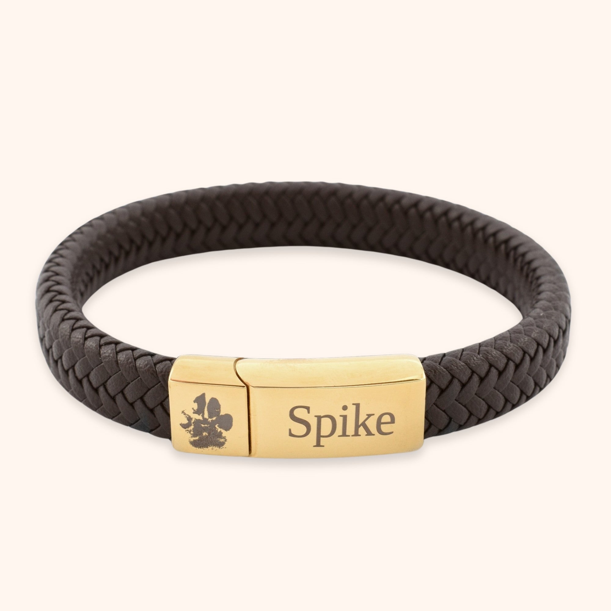 Bruin lederen armband voor heren gegraveerd met een pootafdruk en naam hond.