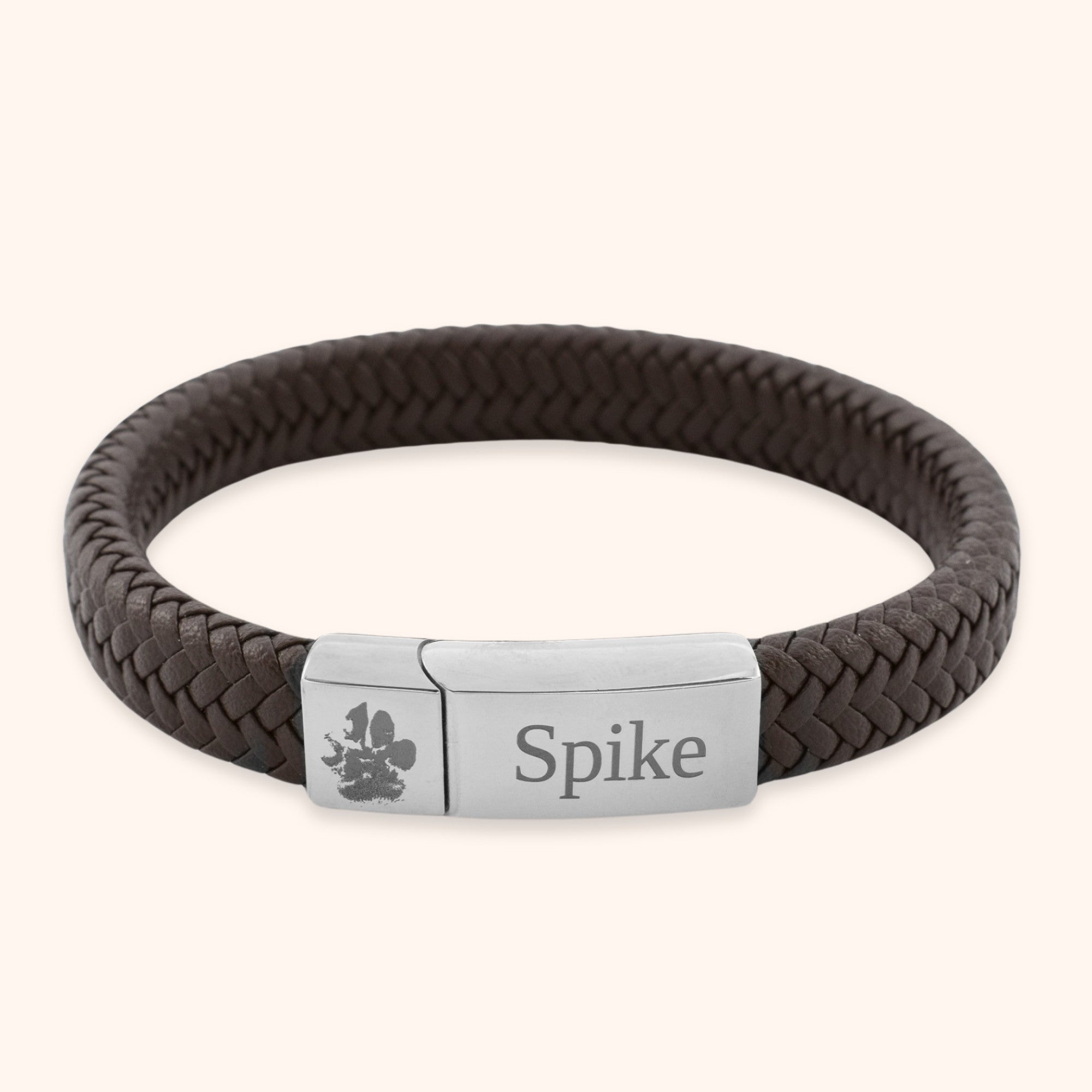 Pootafdruk armband voor mannen bruin leer. Gegraveerd met naam.