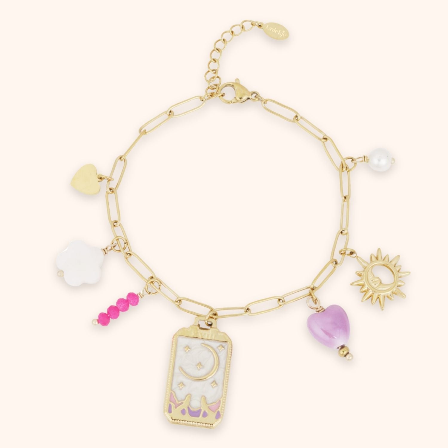 Kleurrijke bedel armband met maan bedel, zon bedel, hart bedel en kralen in de kleur roze en lila. Gemaakt van stainless steel, goudkleurig.