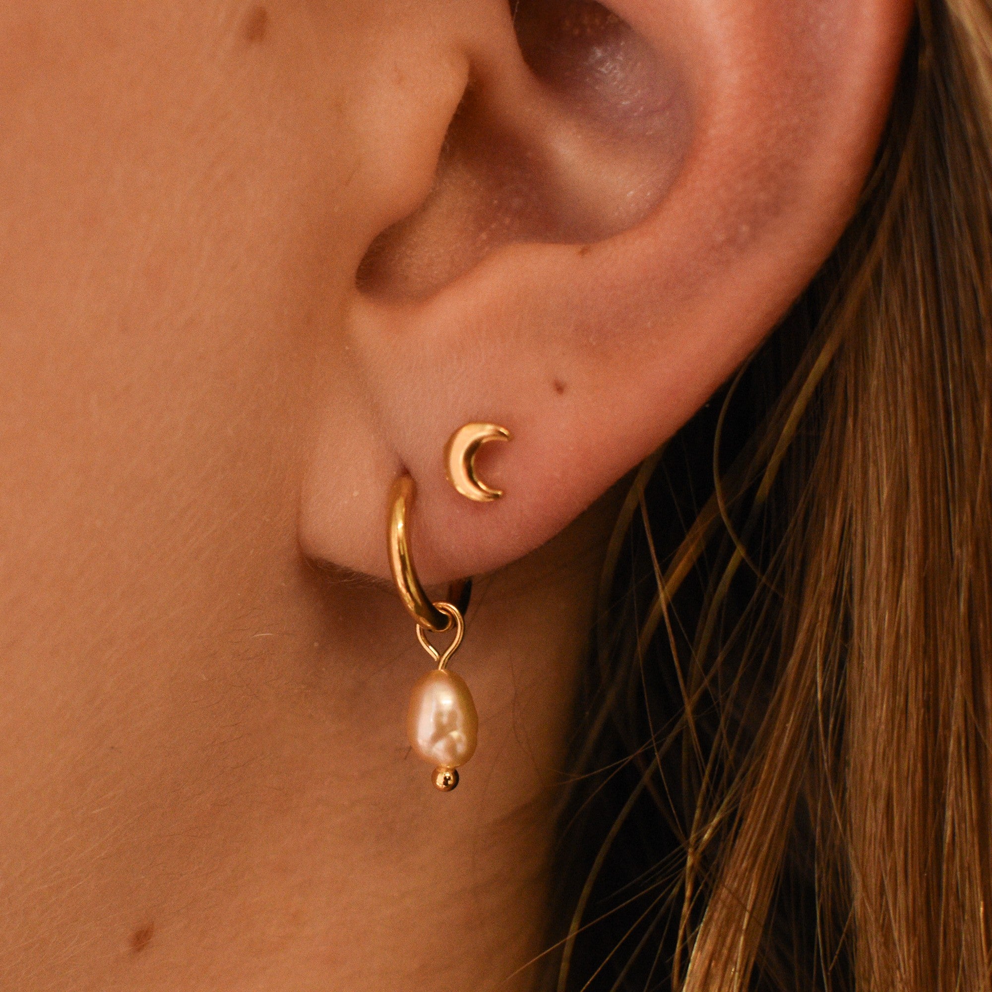 Parel oorbellen oranje en een maan stud stainless steel