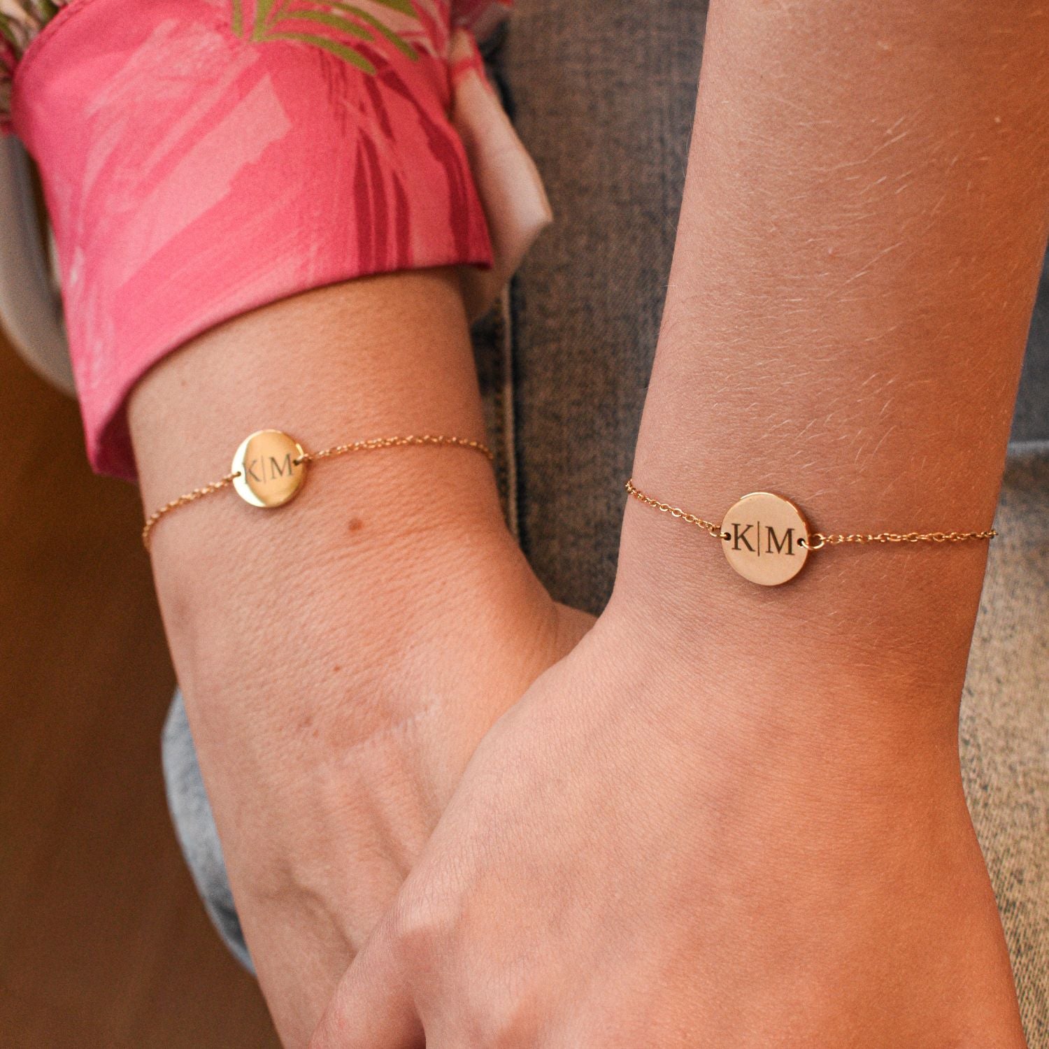 Moeder en dochter armbanden setje met persoonlijk gegraveerde letters kleur goud Stainless steel