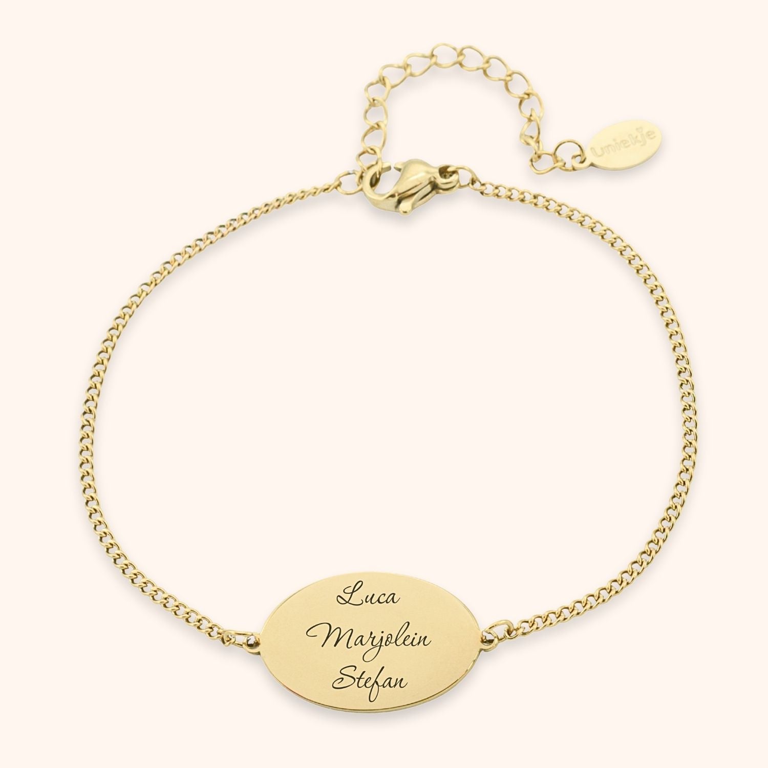 Naam armband gegraveerd op ovaal plaatje goud stainless steel